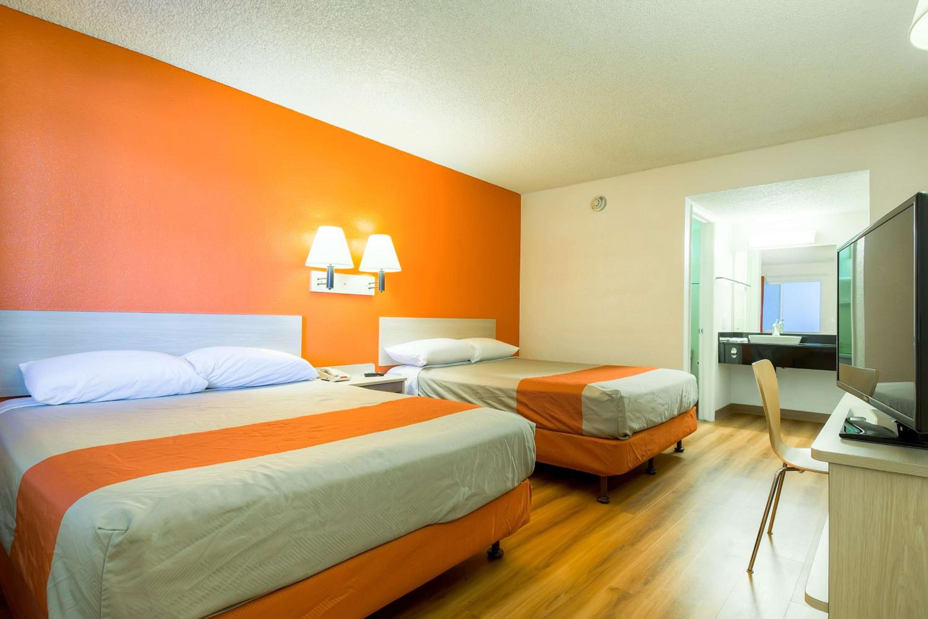 2 Full Beds | Mini Fridge | Near Palm Springs International Airport photo 2