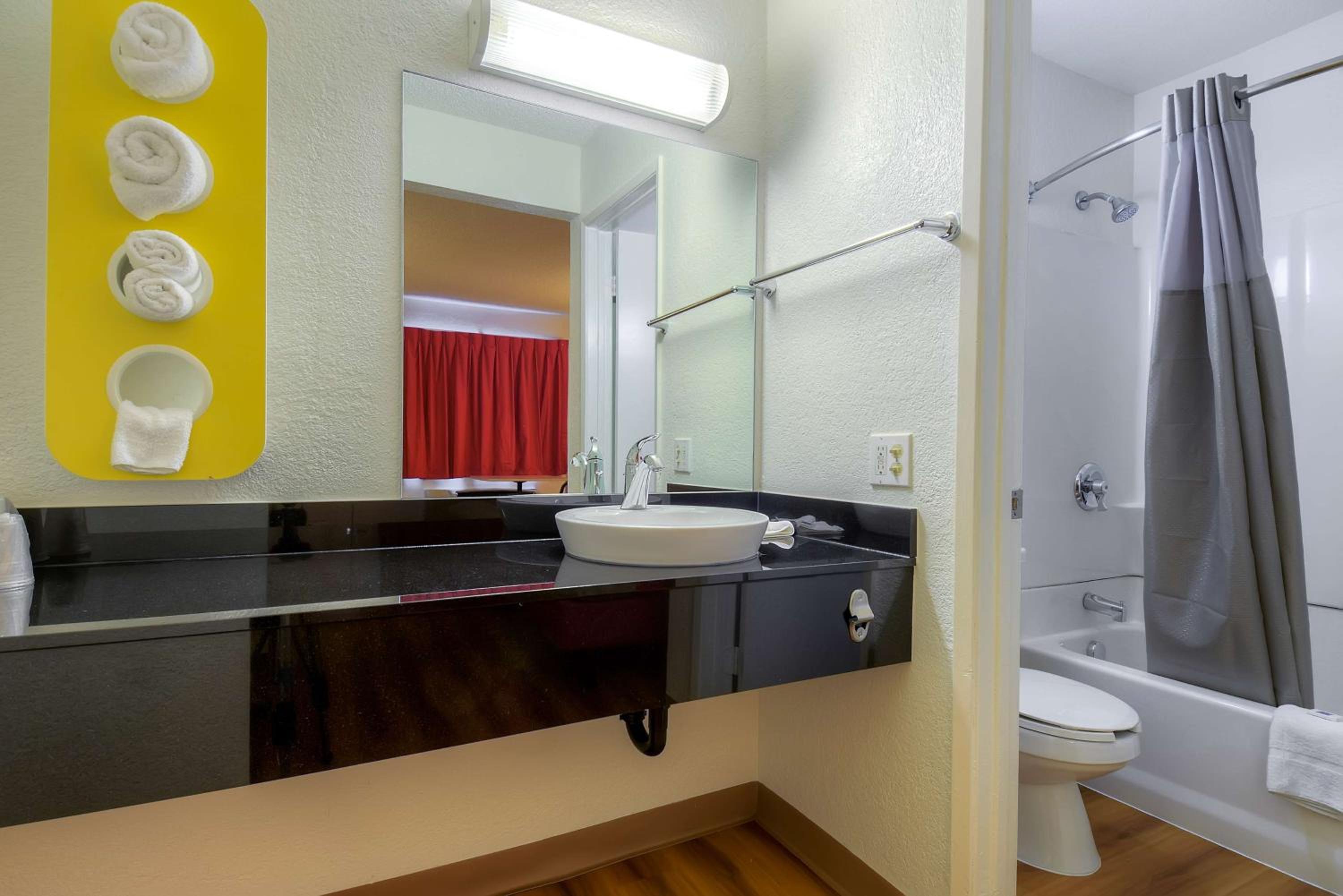 2 Full Beds | Mini Fridge | Near Palm Springs International Airport photo 3