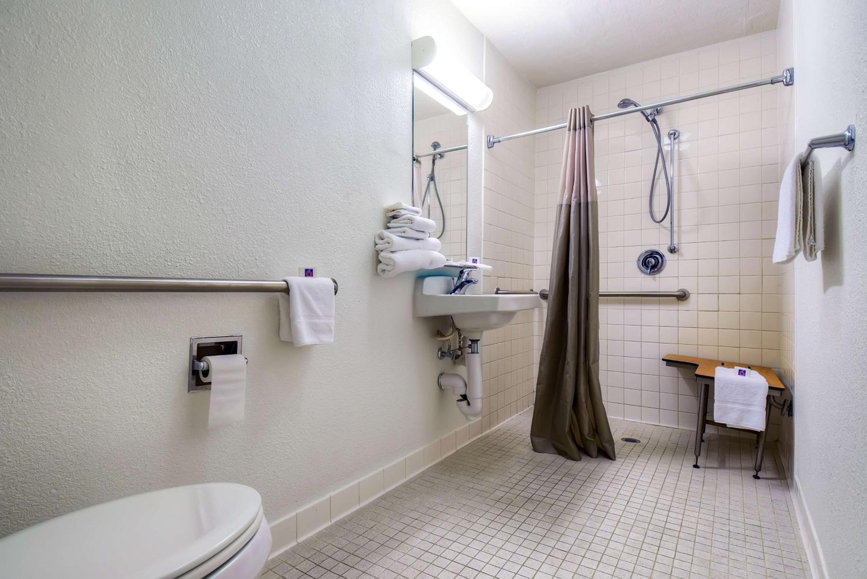 2 Full Beds | ADA/RI Shower/Mini Fridge | Near Palm Springs International Airport photo 3