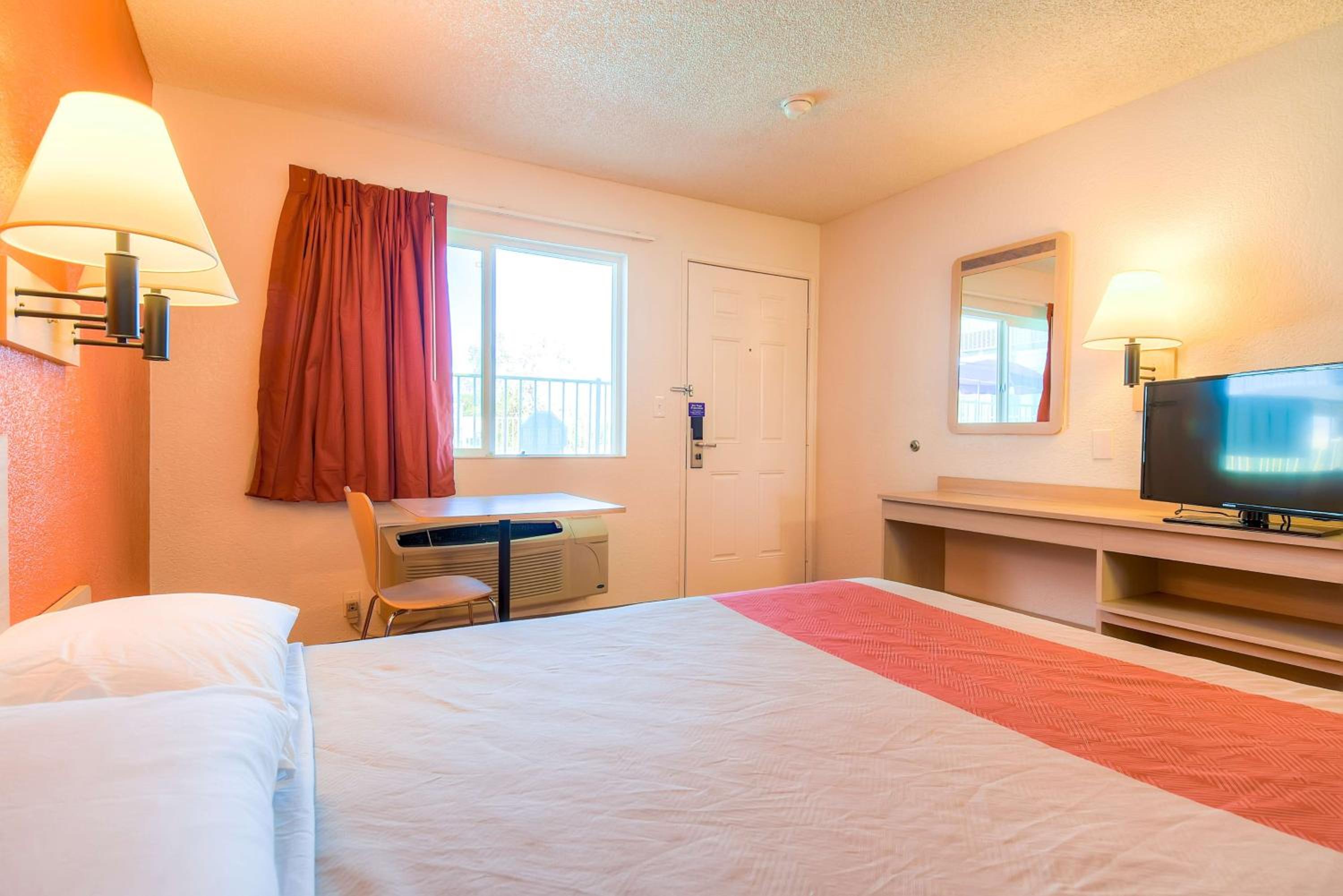 1 Queen Bed | Mini Fridge | Near Palm Springs International Airport photo 3
