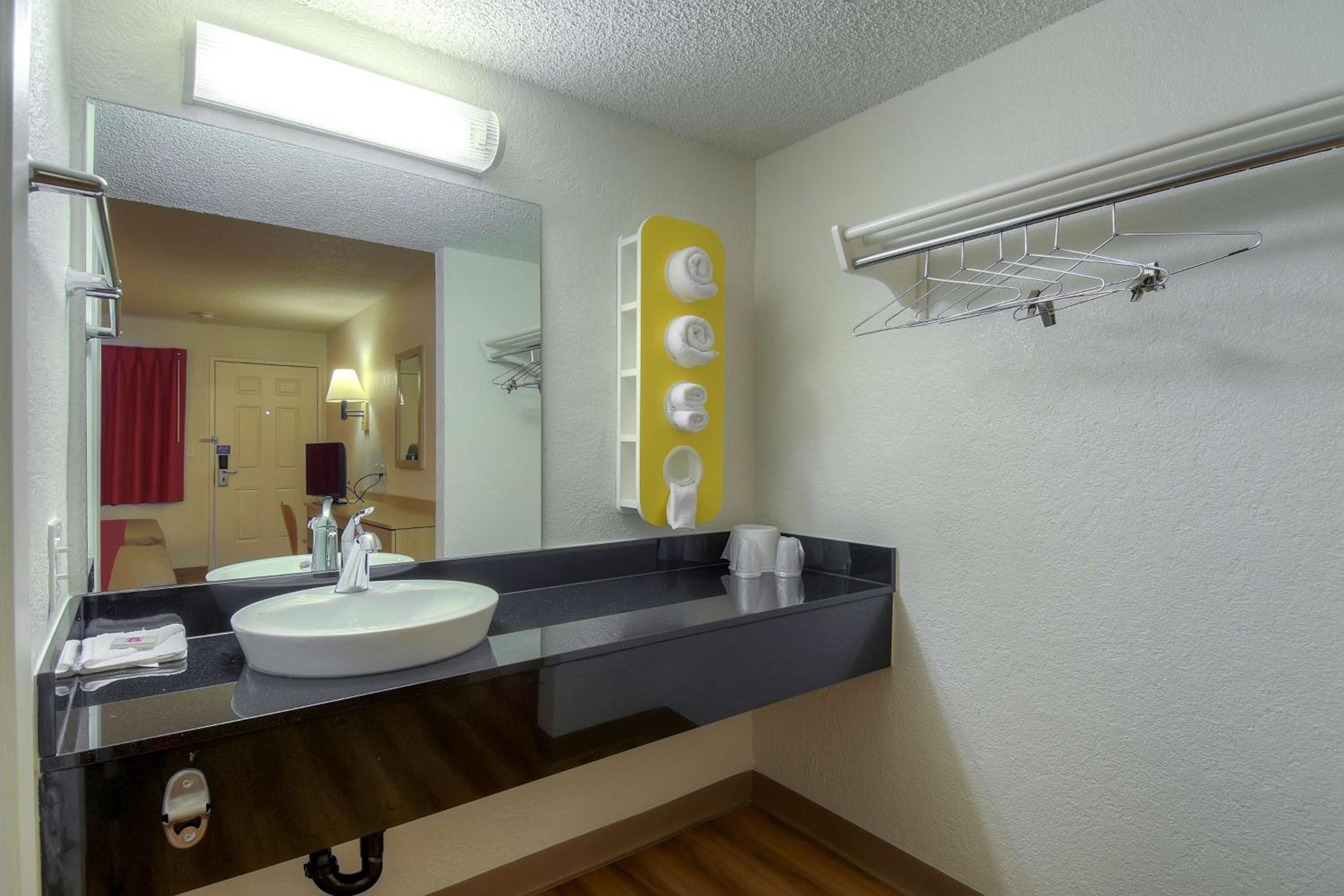 Deluxe Queen Suite photo 2