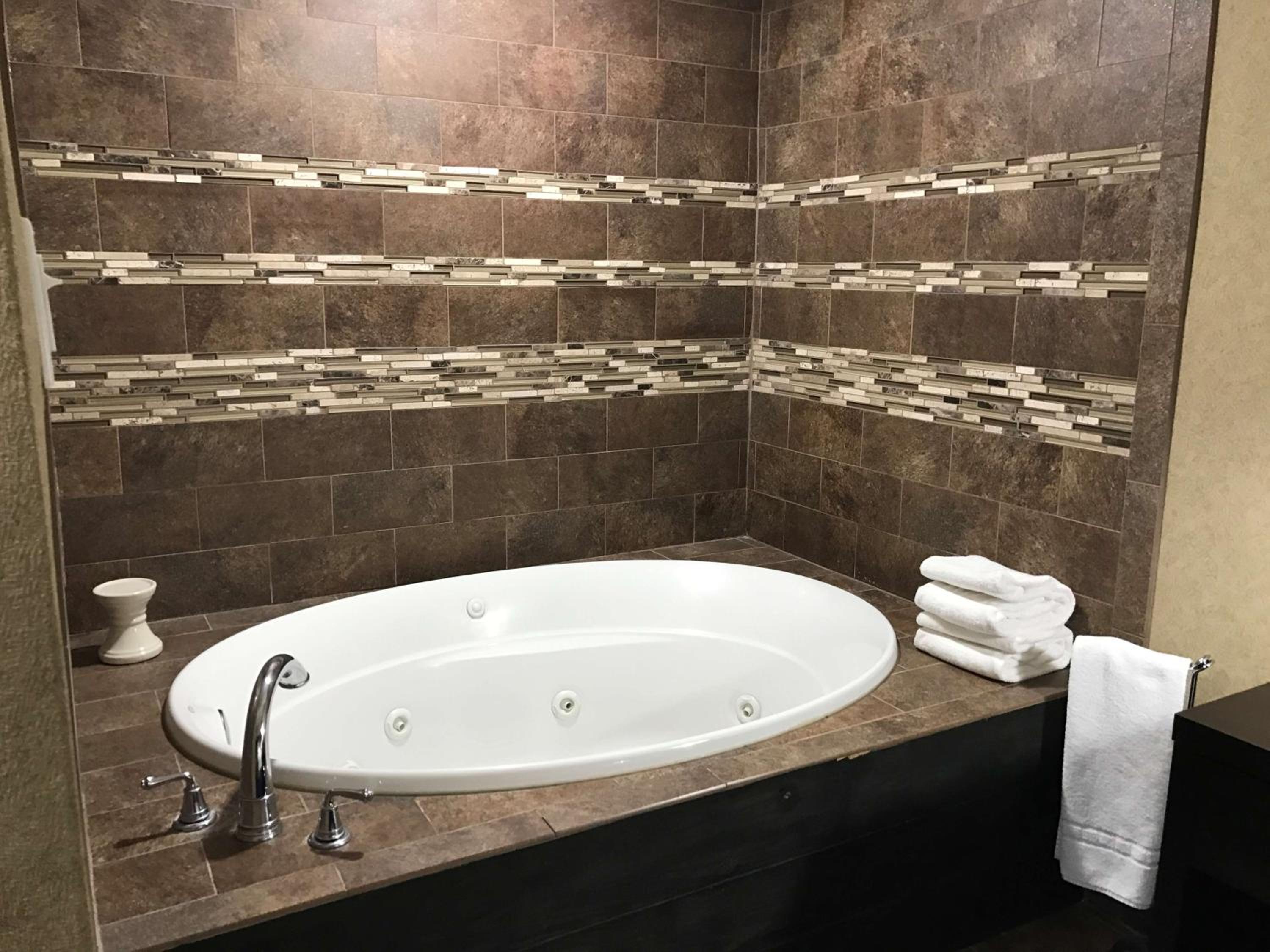 King Suite with Jetted Tub - Non-Smoking - Photo 4