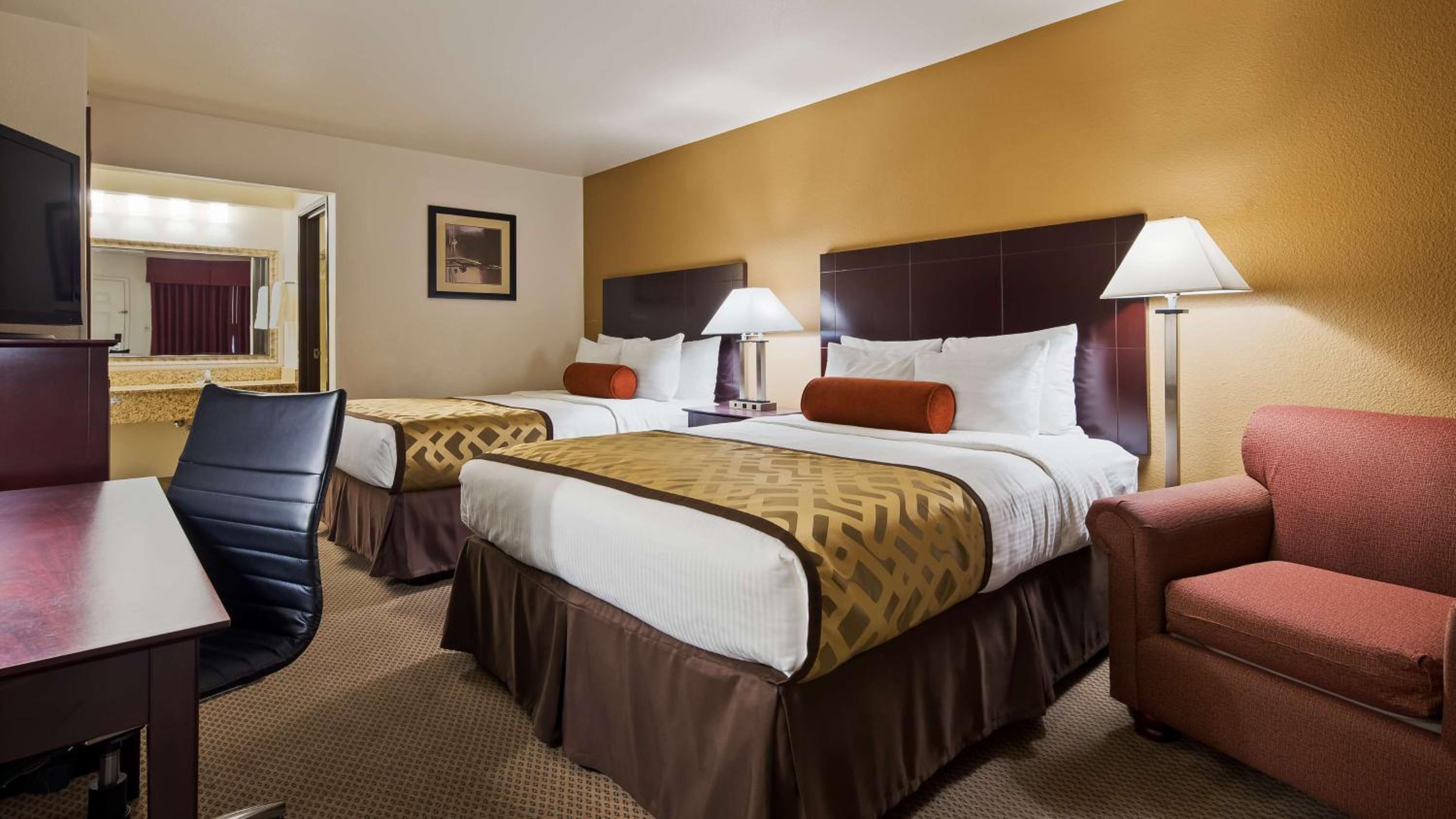 Queen Room with Two Queen Beds - Non-Smoking - Photo 5