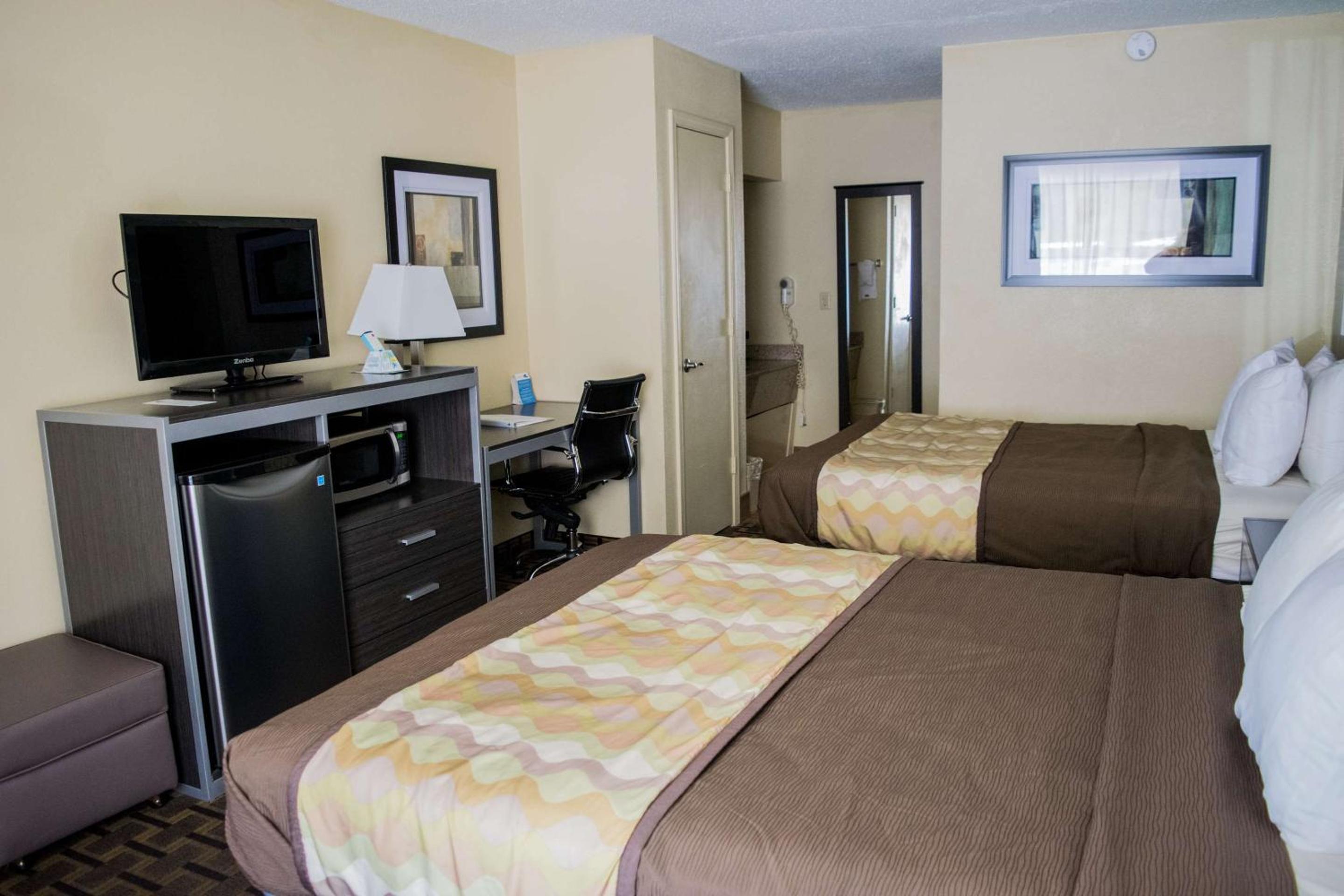 Queen Room with Two Queen Beds - Pet-Friendly/Non-Smoking photo 2