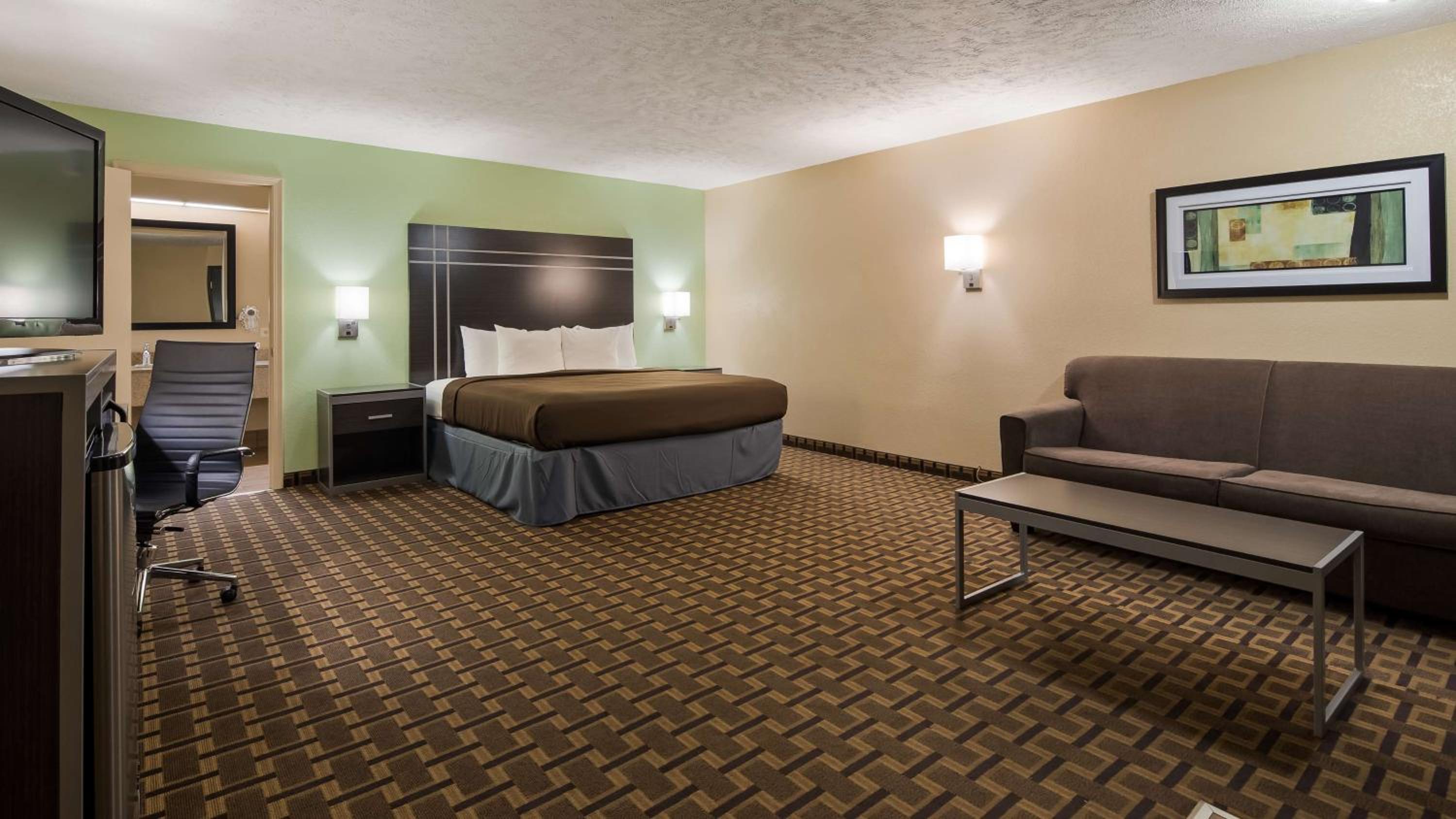 King Room with Sofa Bed - Non-Smoking photo 2