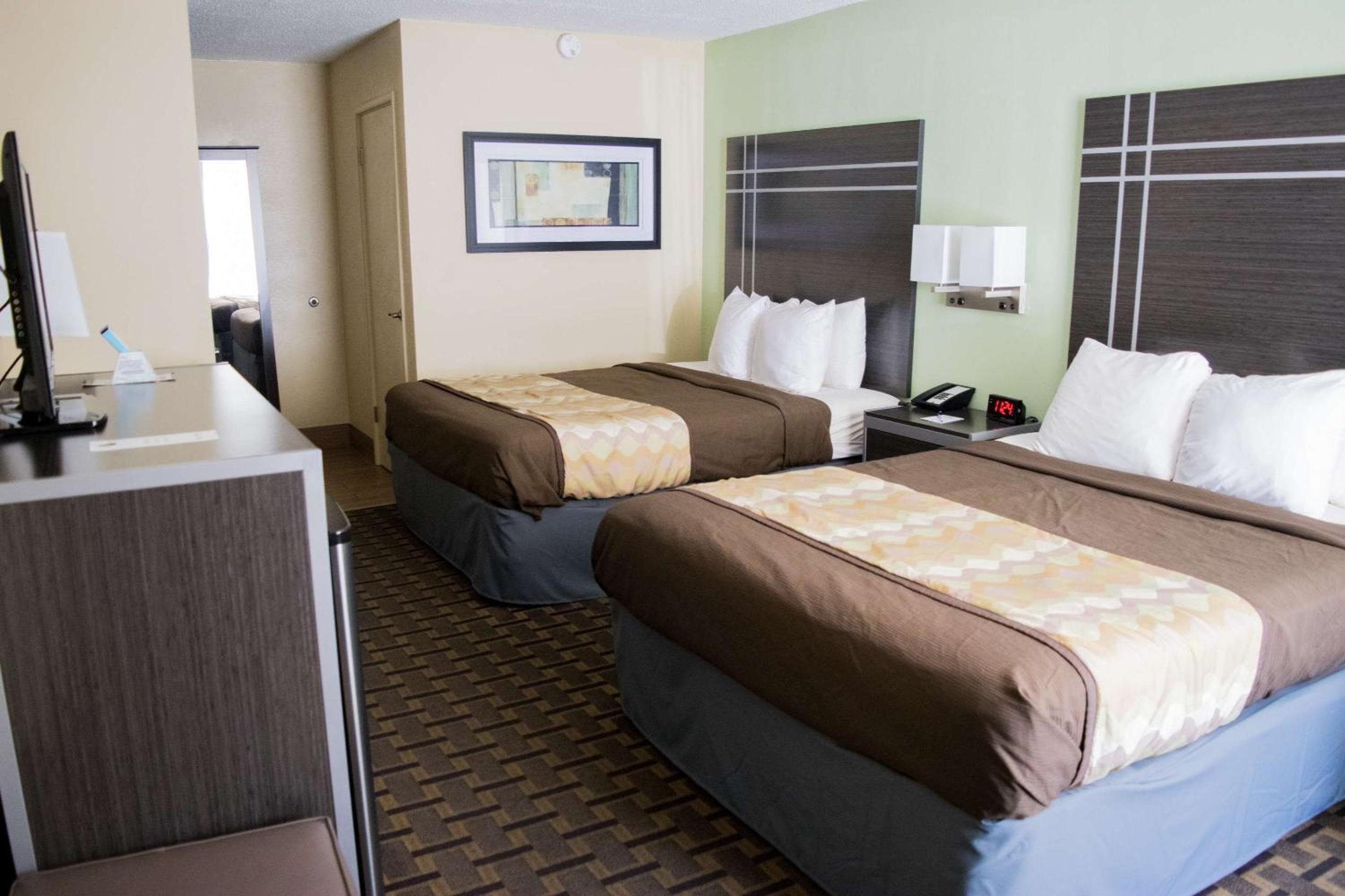 Queen Room with Two Queen Beds - Smoking Room photo 1
