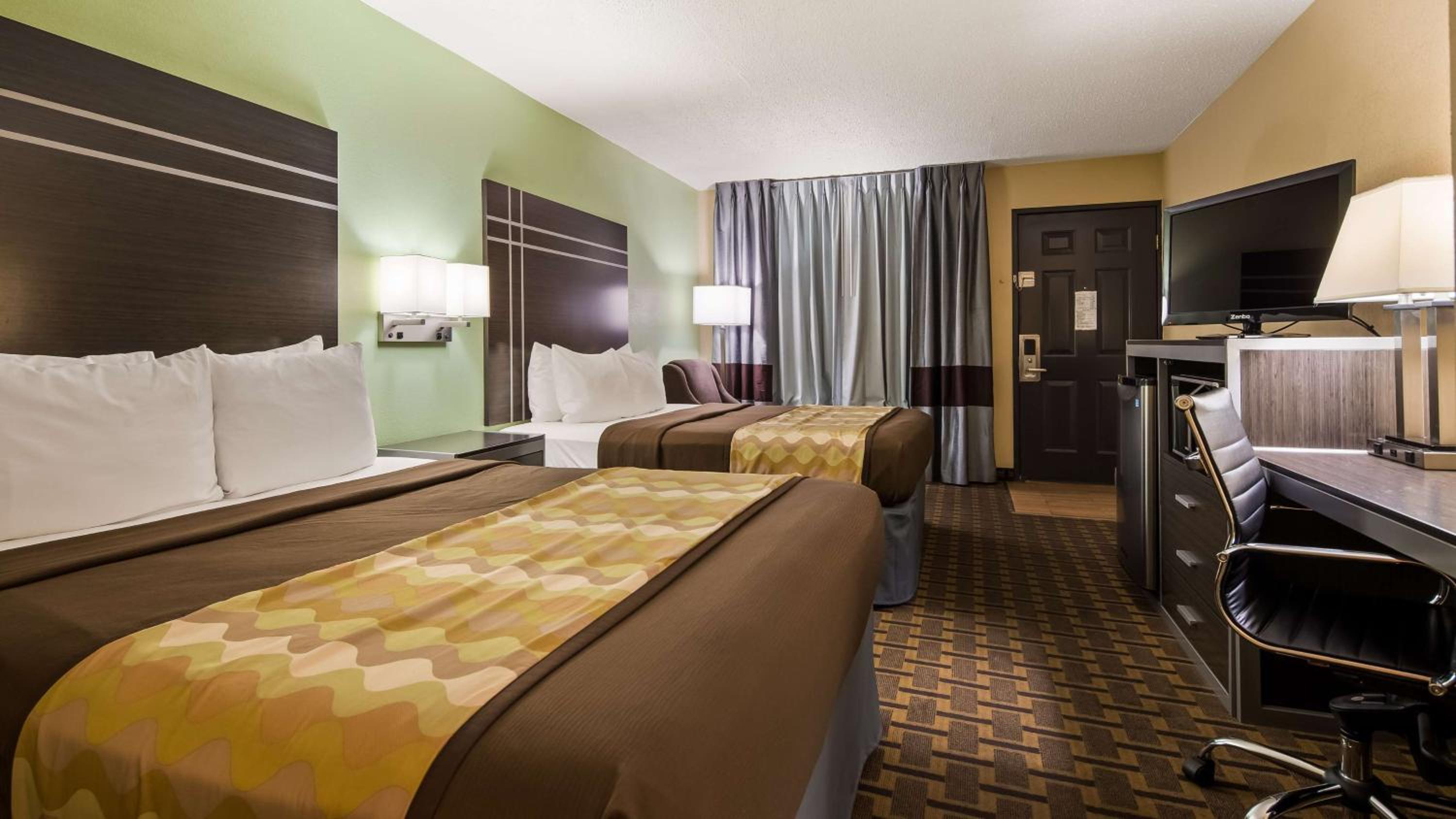 Queen Room with Two Queen Beds - Non-Smoking photo 3