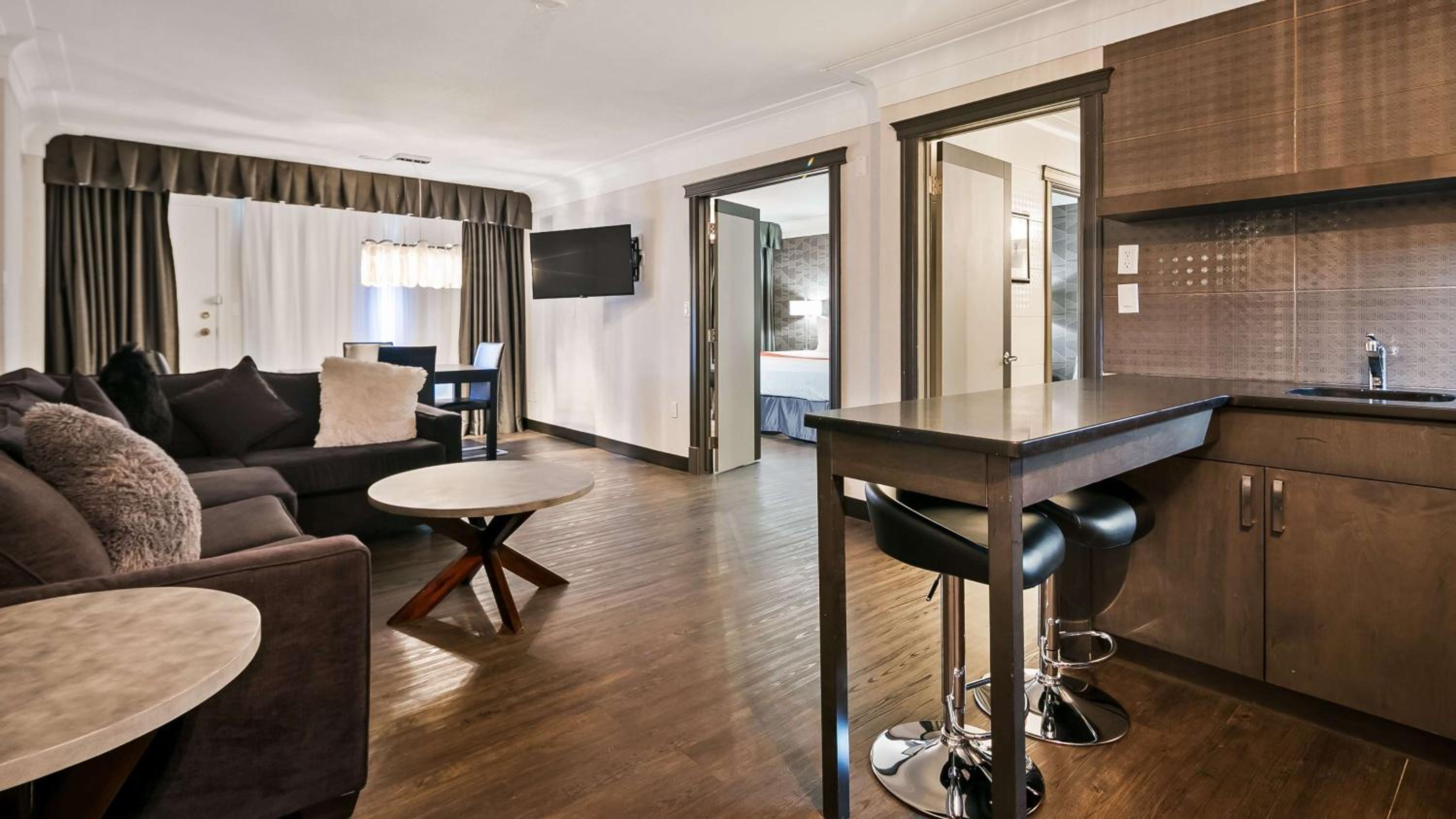 King Suite with Sofa Bed, Spa Bath and Living Room - Non-Smoking - Photo 1