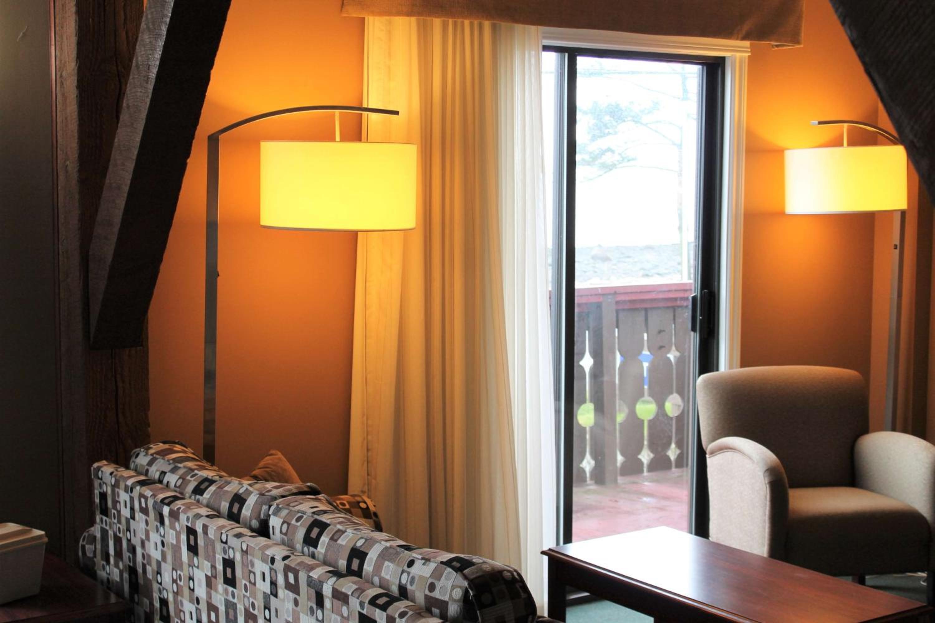 Three-Bedroom Queen Suite with Ocean View - Non-Smoking - Photo 7