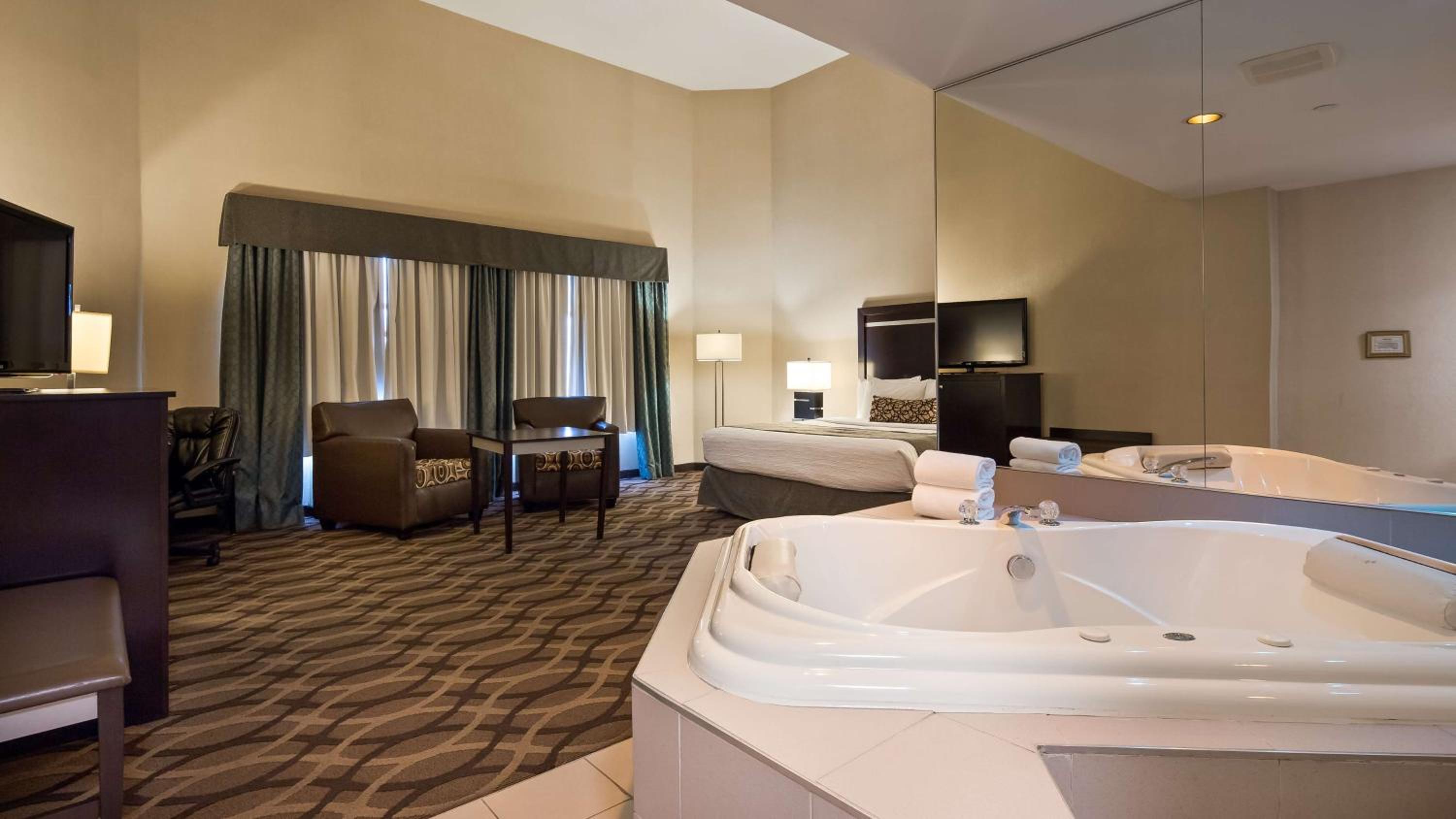 King Suite with Jetted Tub - Non-Smoking - Photo 1
