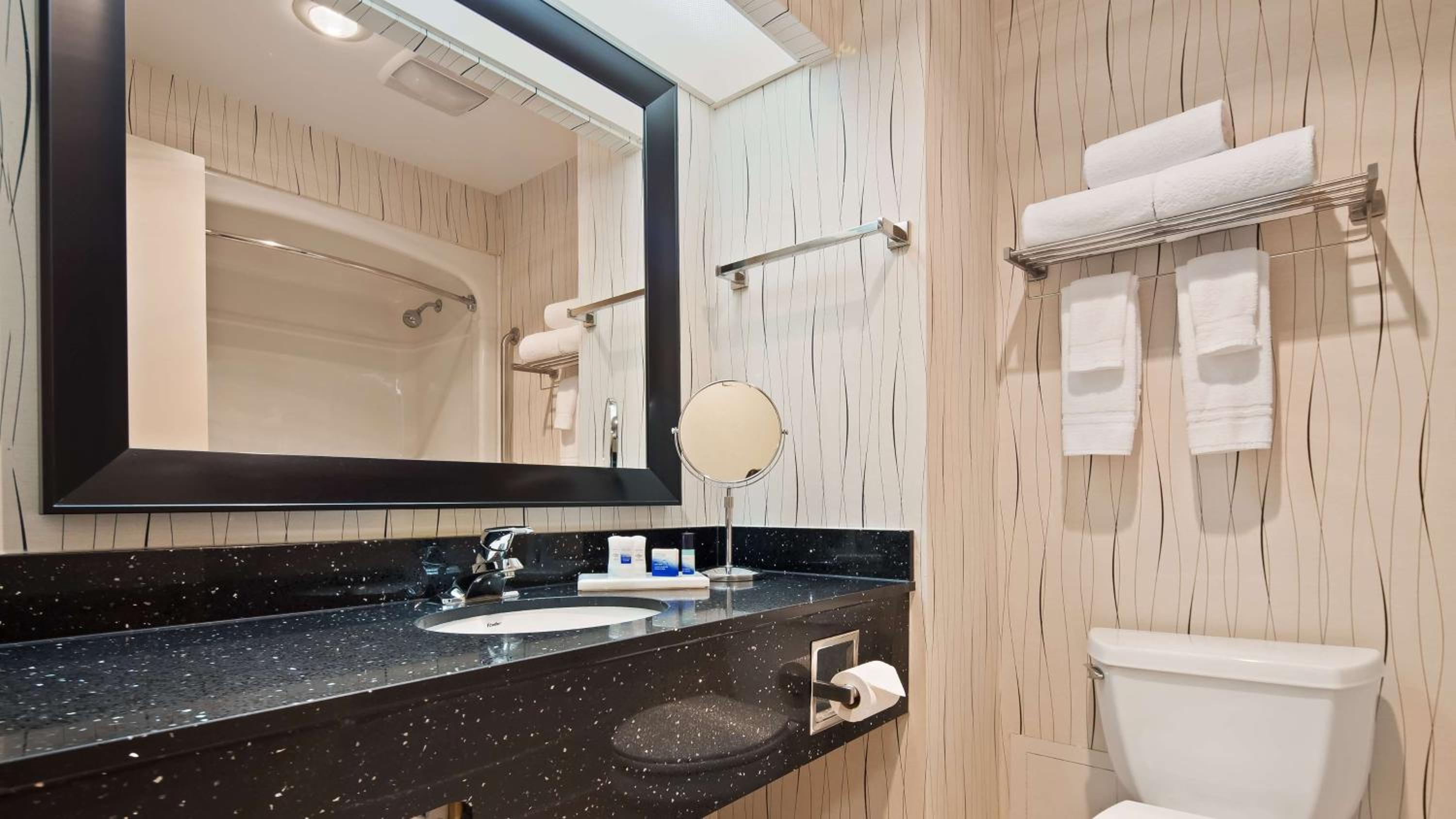 King Suite with Jetted Tub - Non-Smoking - Photo 3