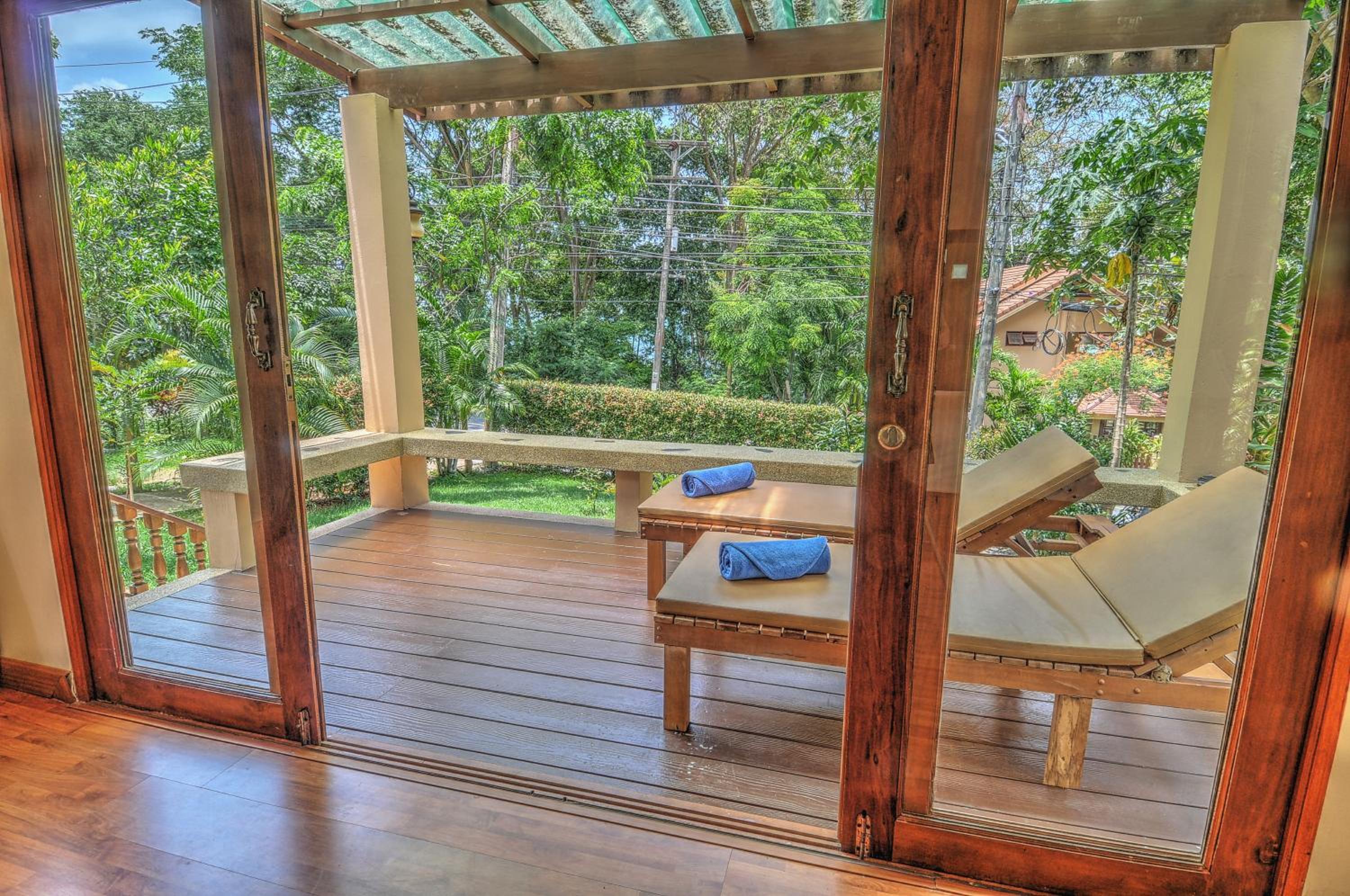 King Bed Bungalow with Garden View photo 2