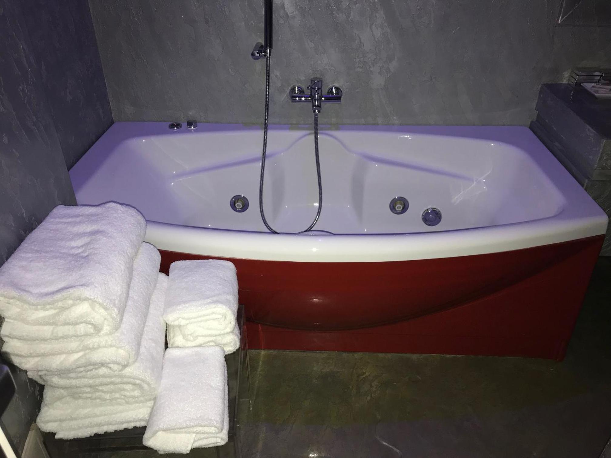 Junior Suite with Spa Bath and City View photo 3