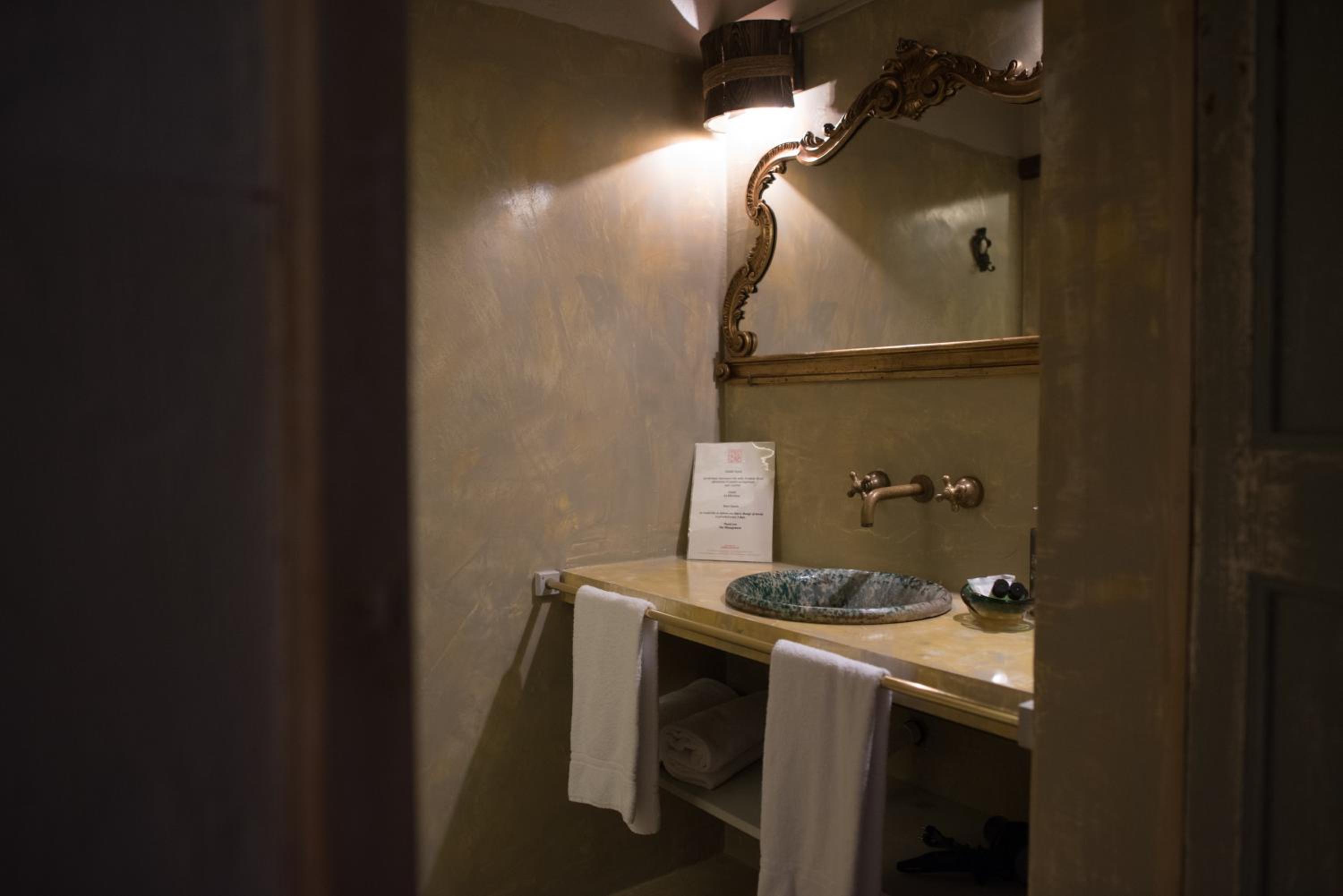 Deluxe Double Room - Photo 19