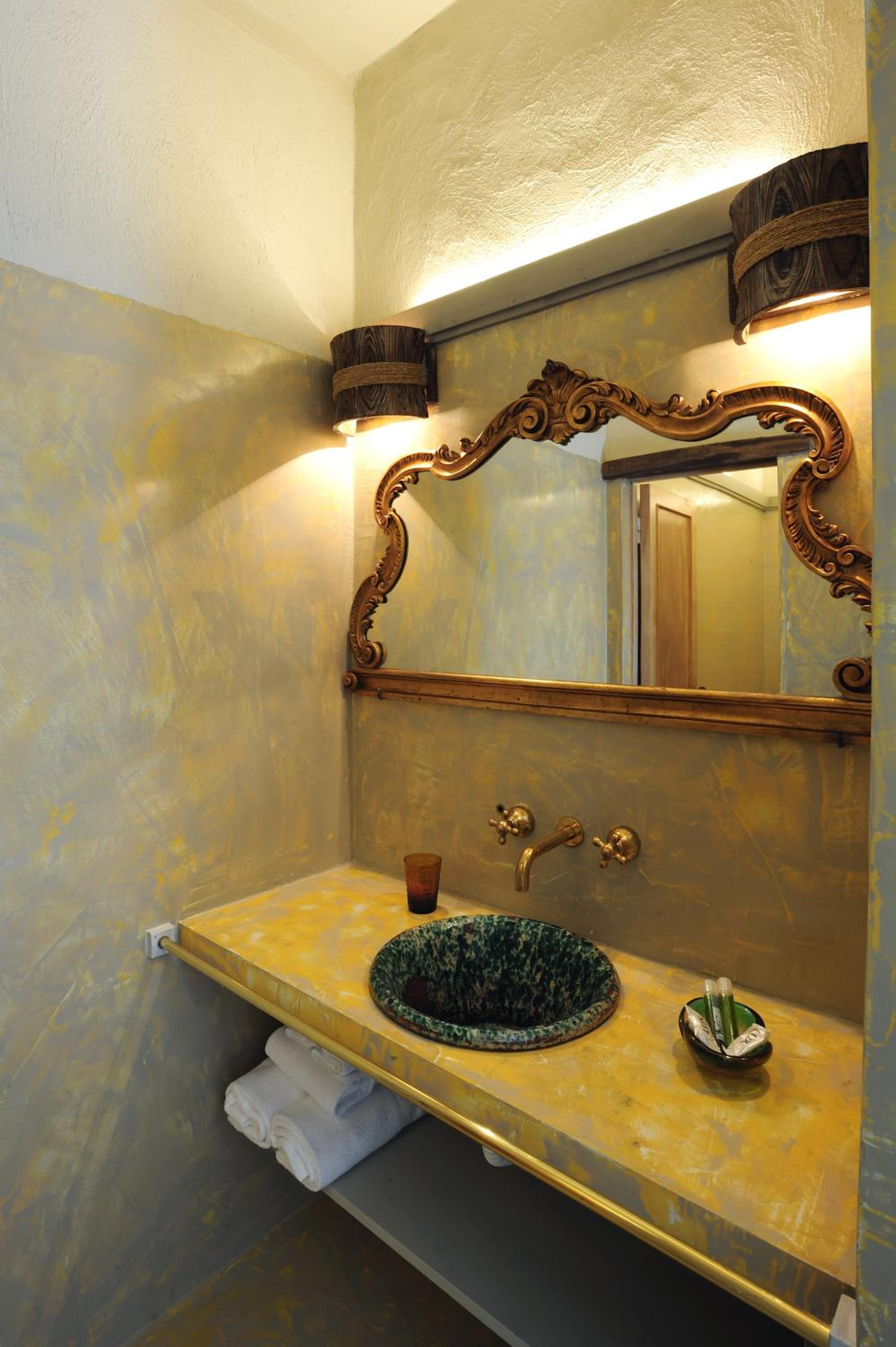 Deluxe Double Room - Photo 18