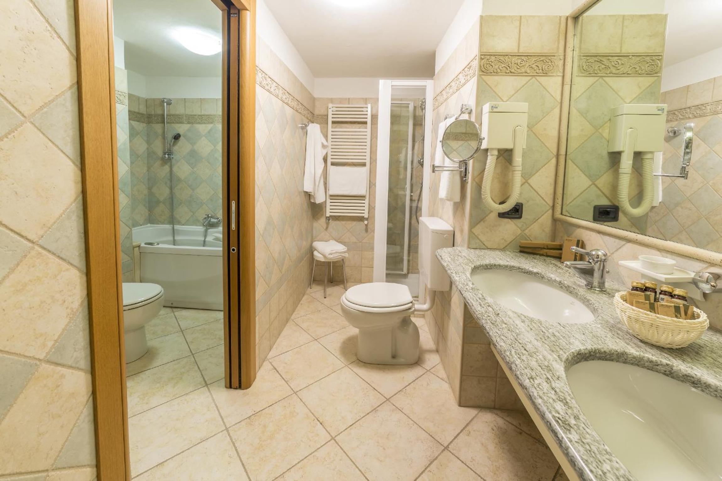 Deluxe Junior Suite photo 2