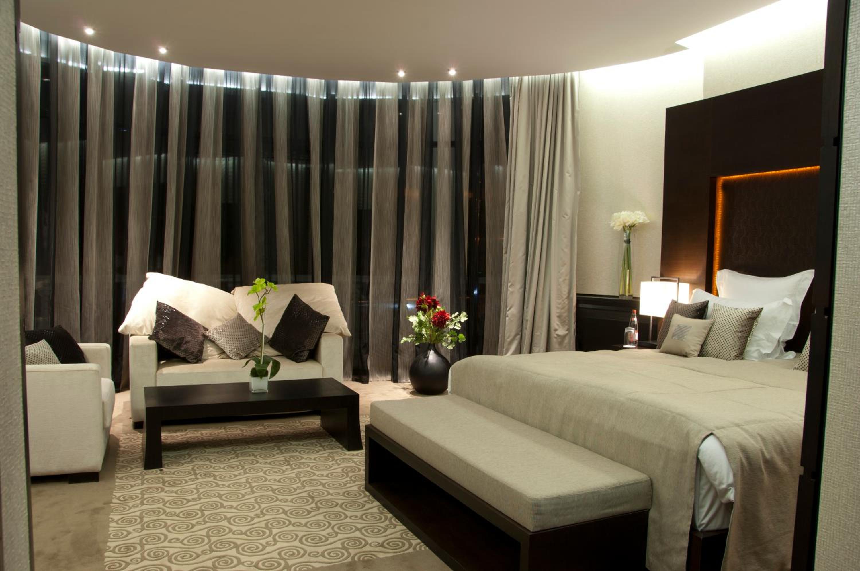 Executive Suite - Photo 2