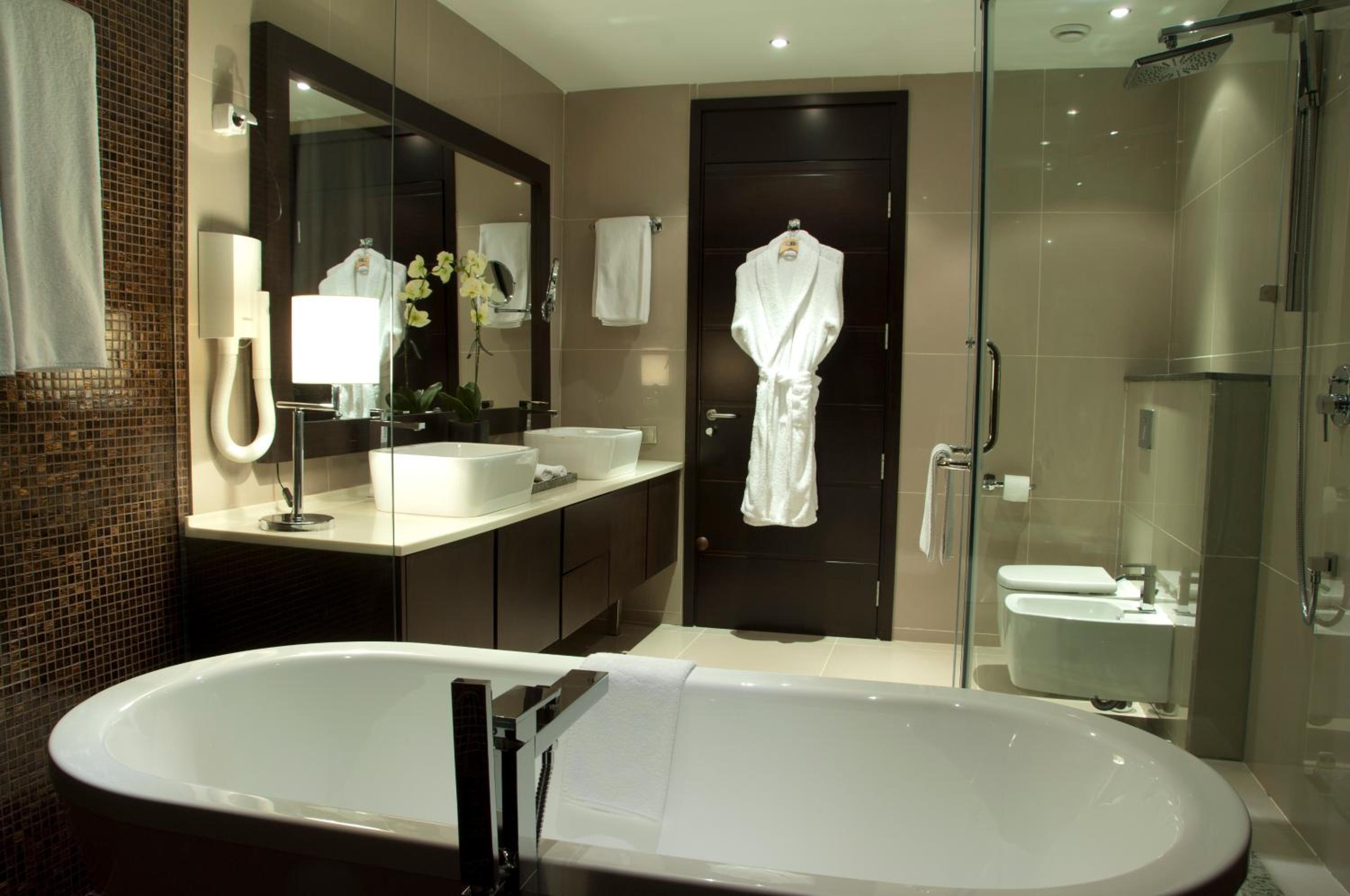 Executive Suite - Photo 6