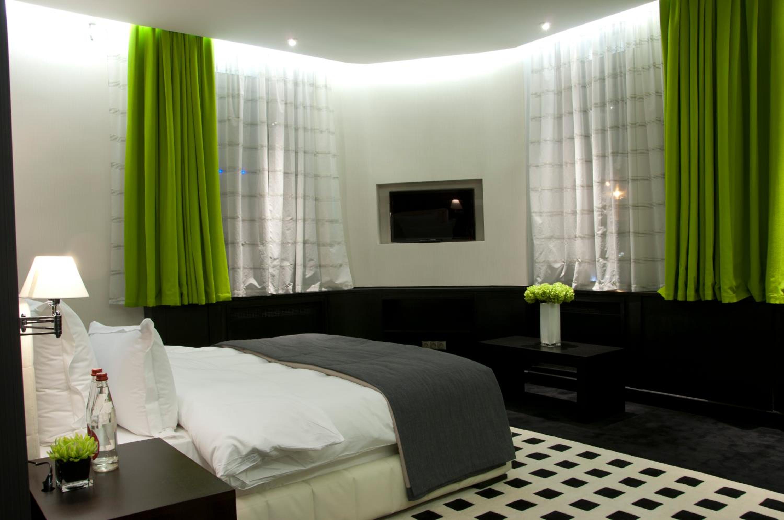 Suite - Photo 1