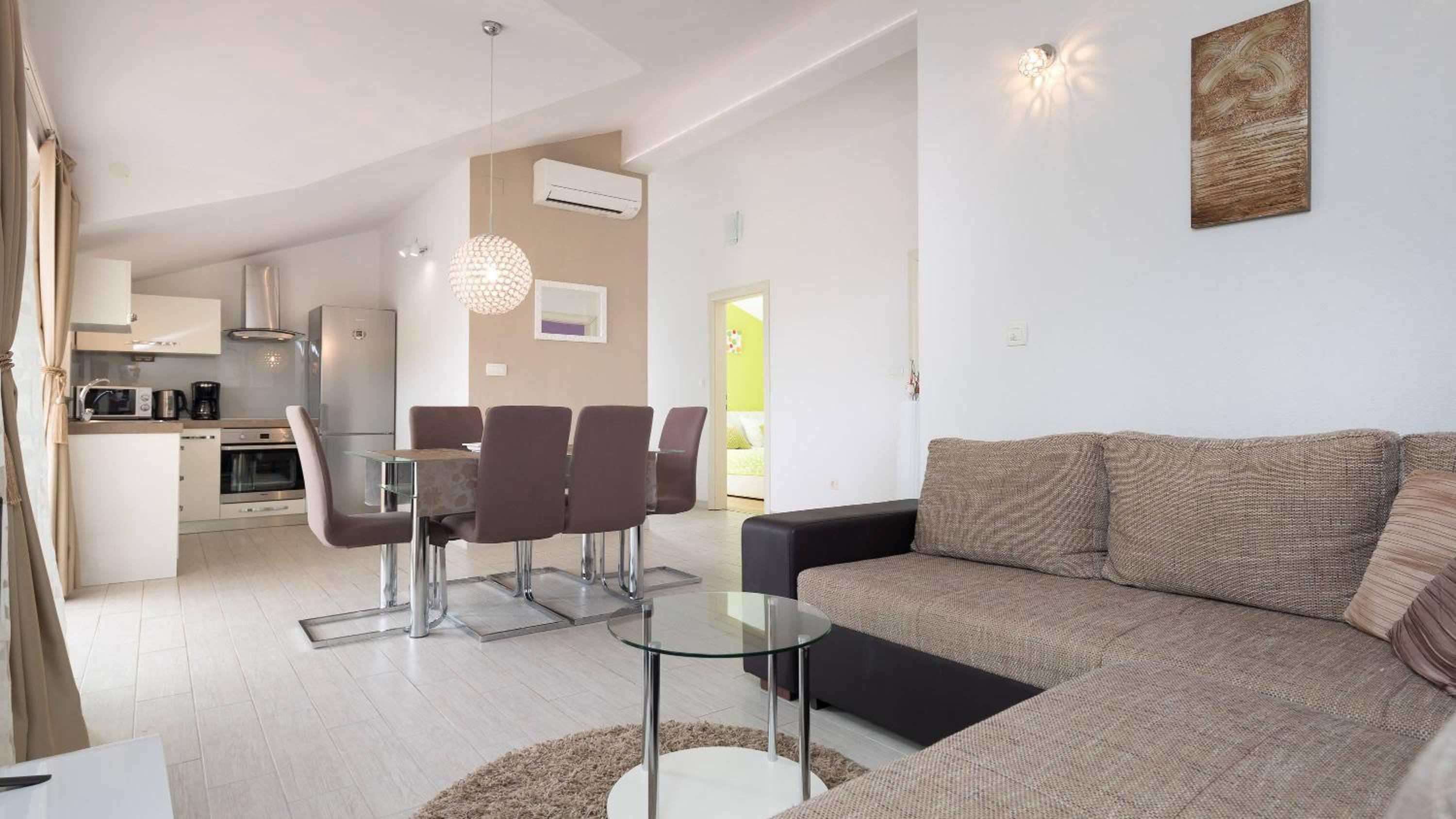 Deluxe Two-Bedroom Apartment with Sea View photo 2