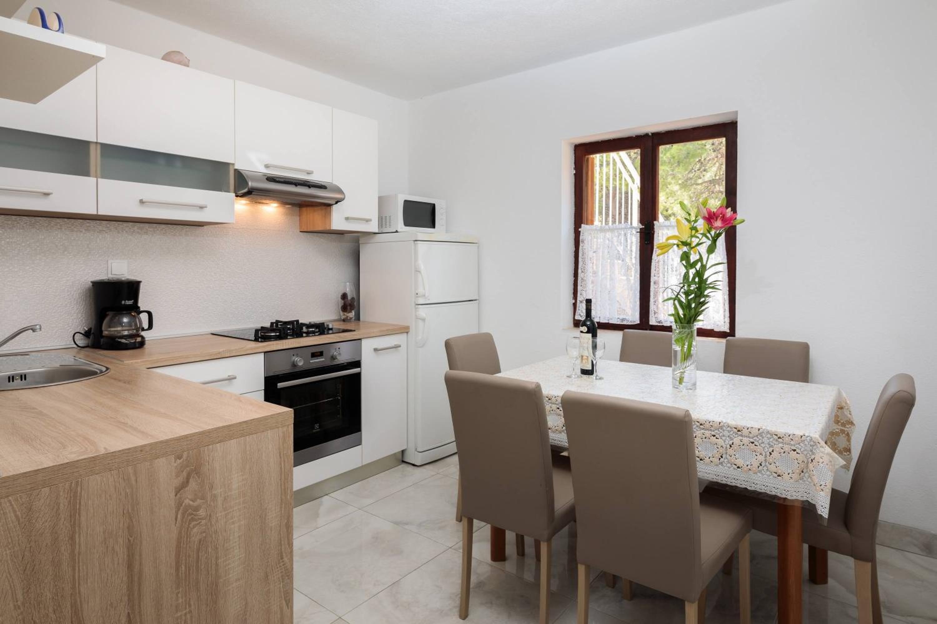 Three-Bedroom Apartment with Terrace and Sea View photo 3