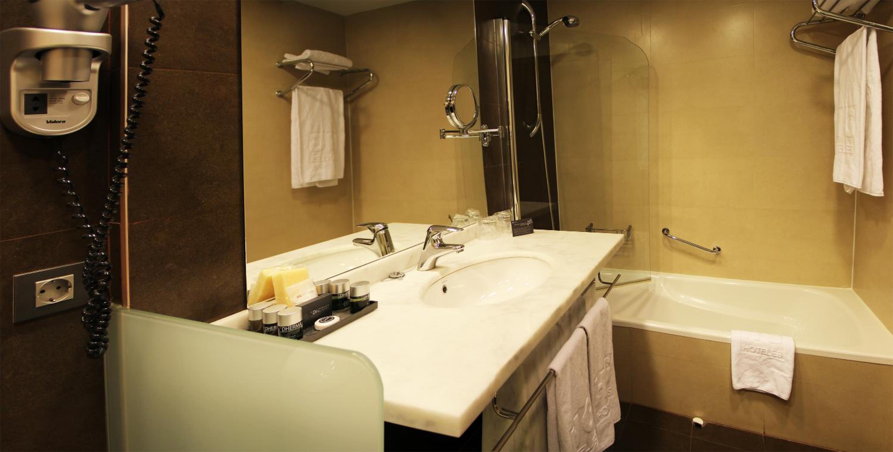Triple Room (2 Adults + 1 Child) - Photo 2