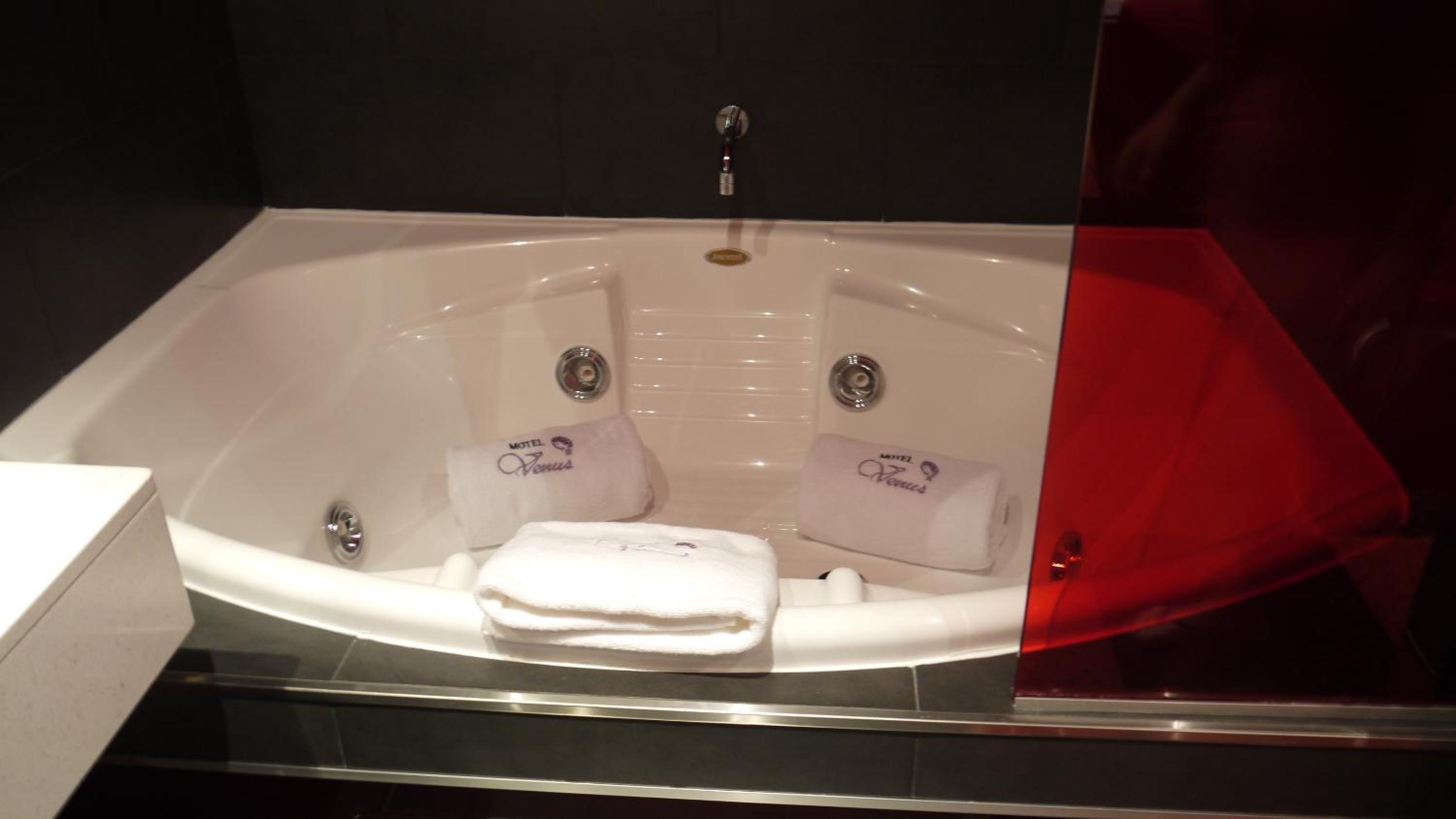 King Suite with Spa Bath photo 3
