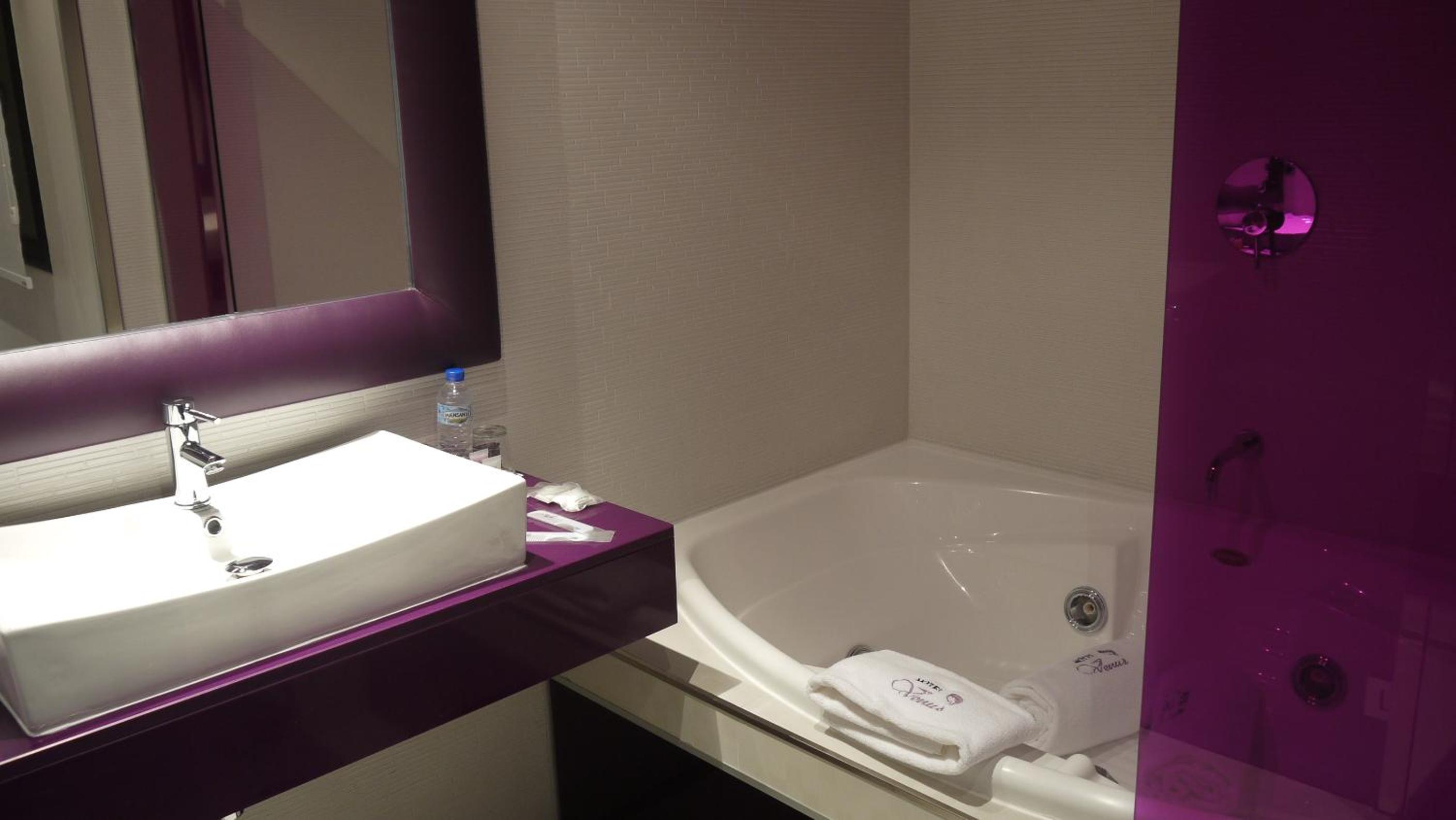 King Suite with Spa Bath photo 2