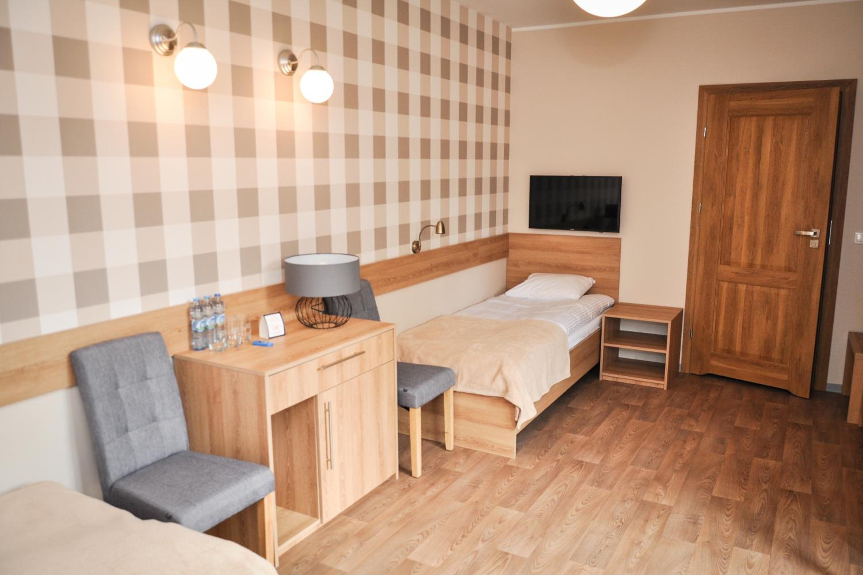 Economy Triple Room - Photo 6