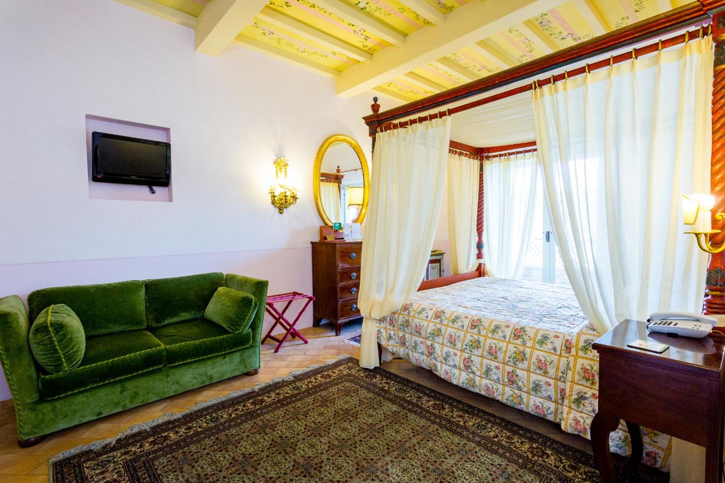 Deluxe Room with Balcony photo 1