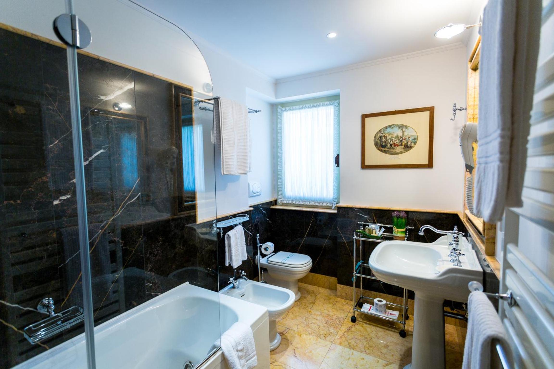 Deluxe Room with Balcony photo 2