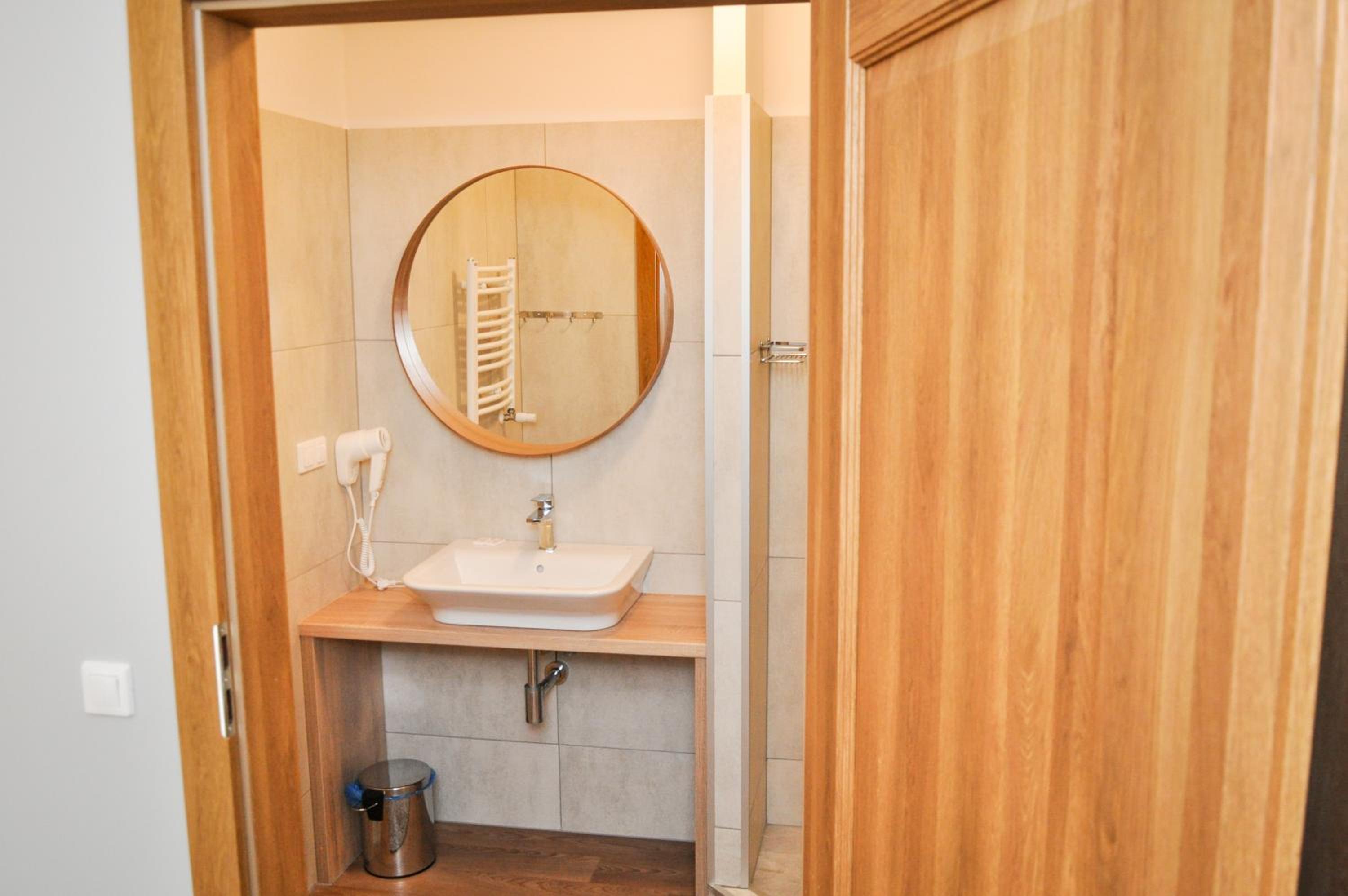Economy Twin Room - Photo 6