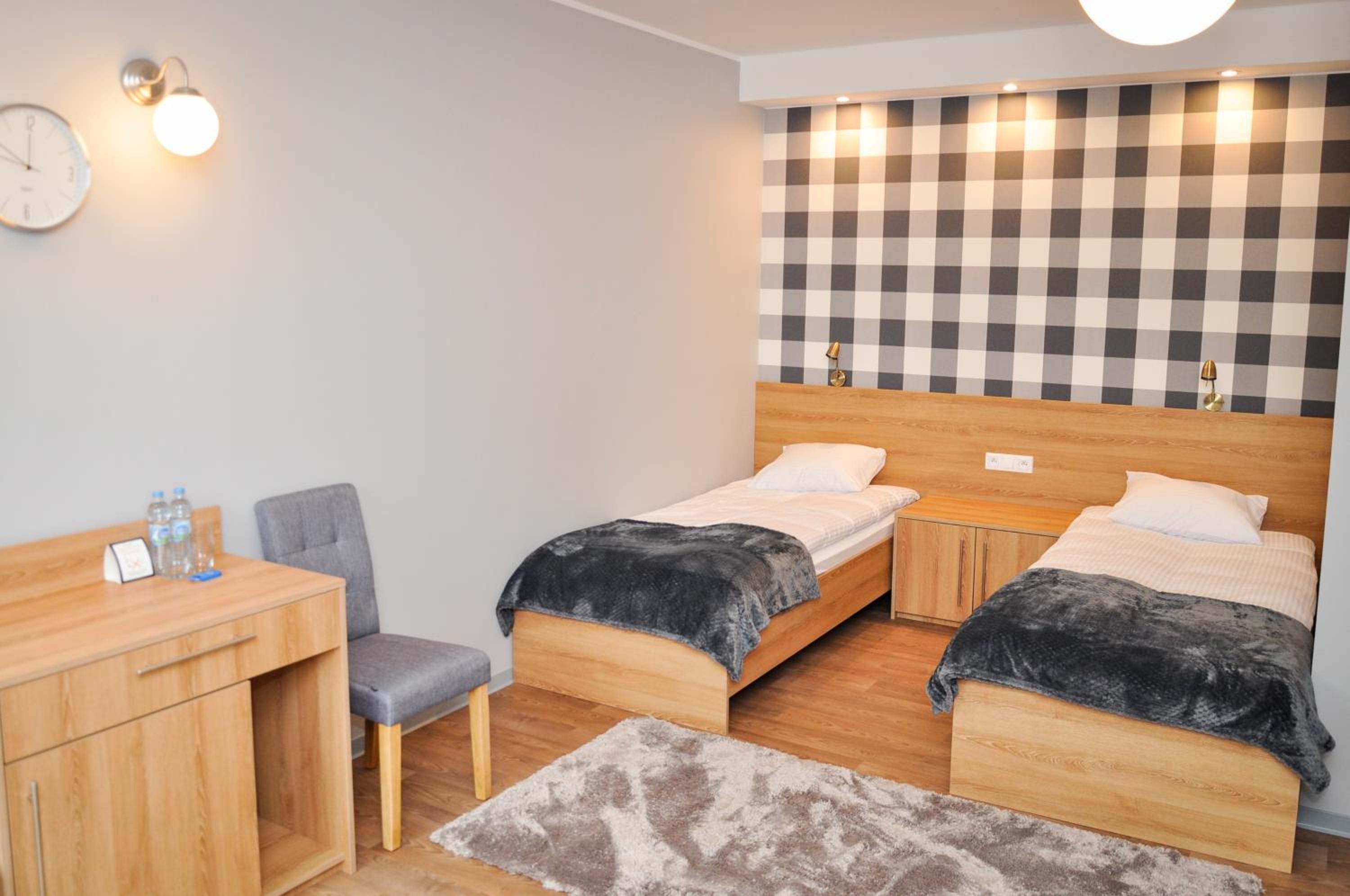 Economy Twin Room - Photo 7