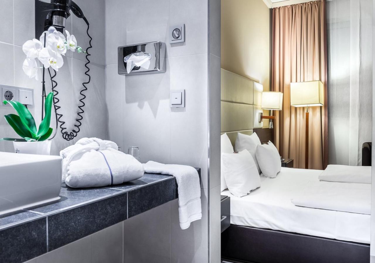 Premium Twin Room - Photo 7
