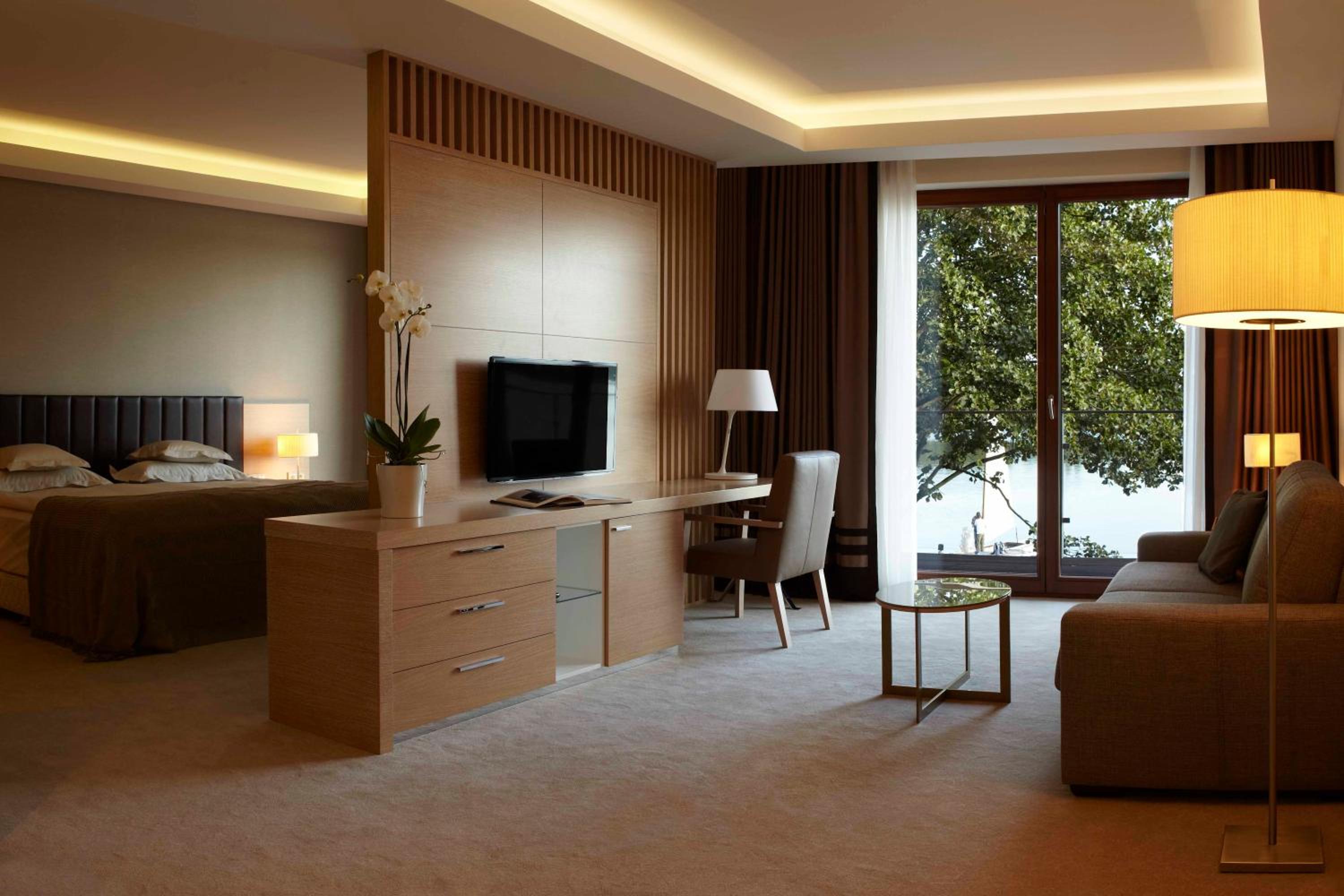 Suite with Lake View - Photo 6