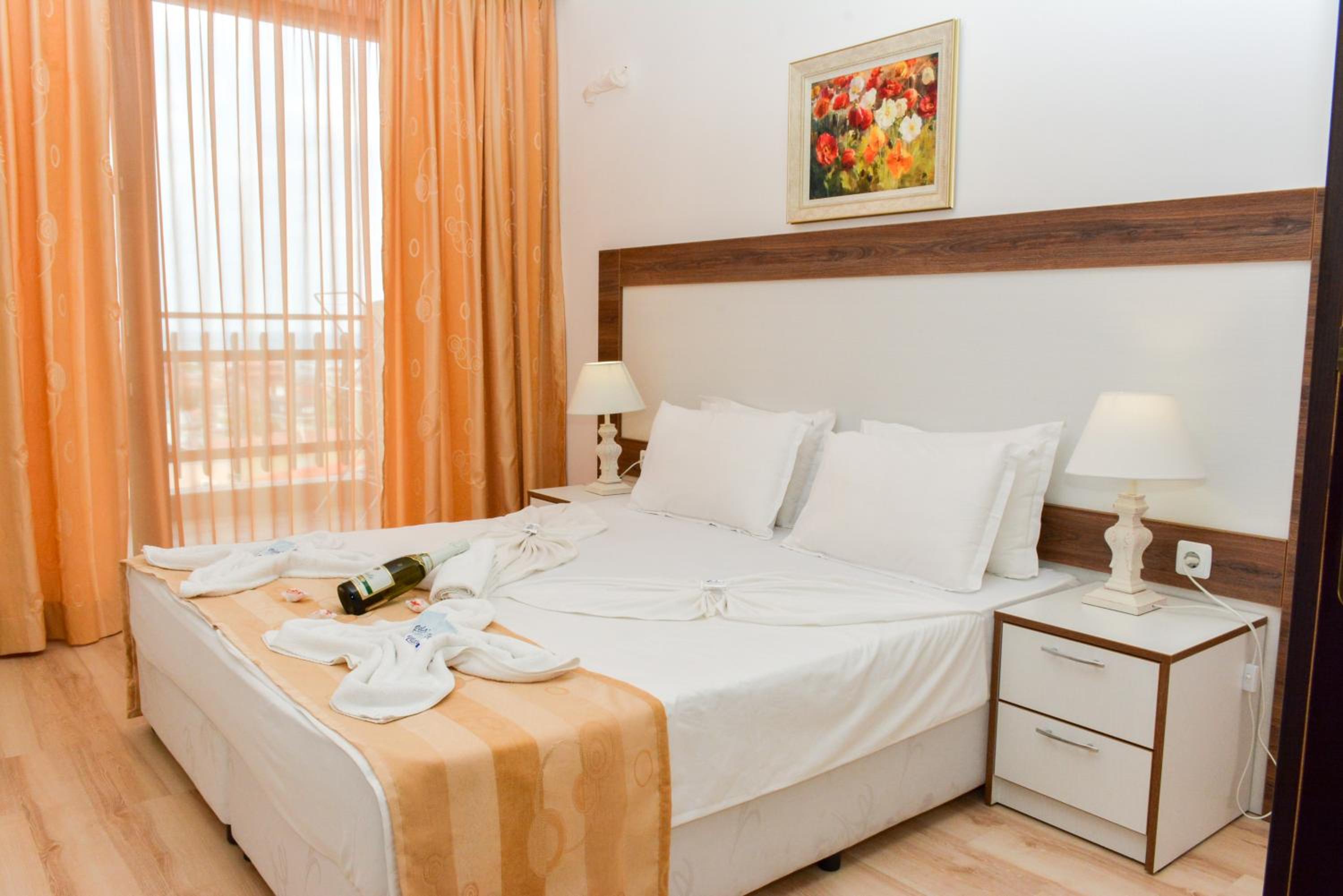 One-Bedroom Apartment with Sea View and Balcony photo 1