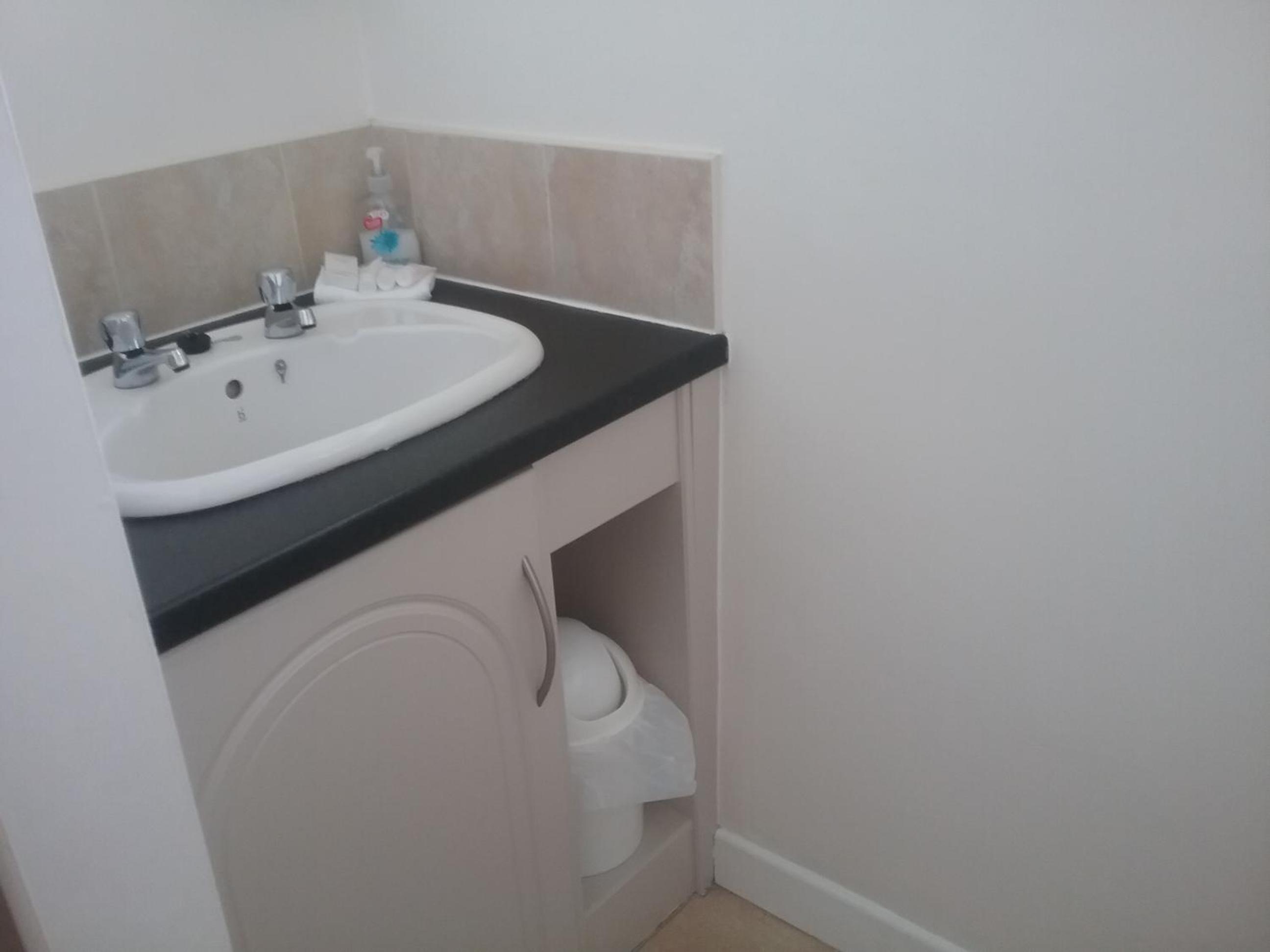 Standard Double Room - Photo 8