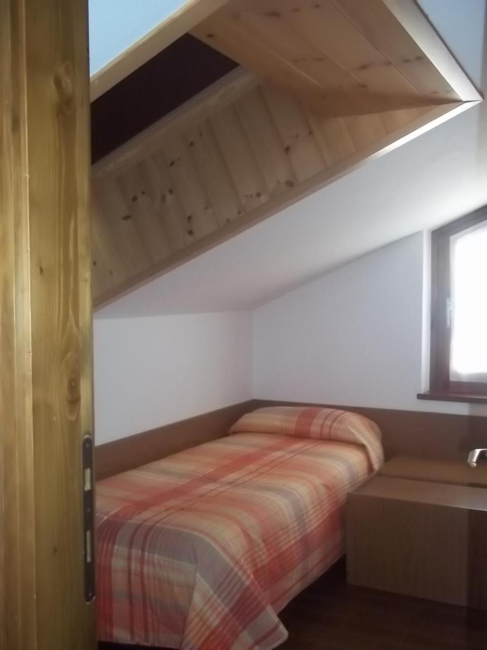 Large Studio - Attic - Photo 8