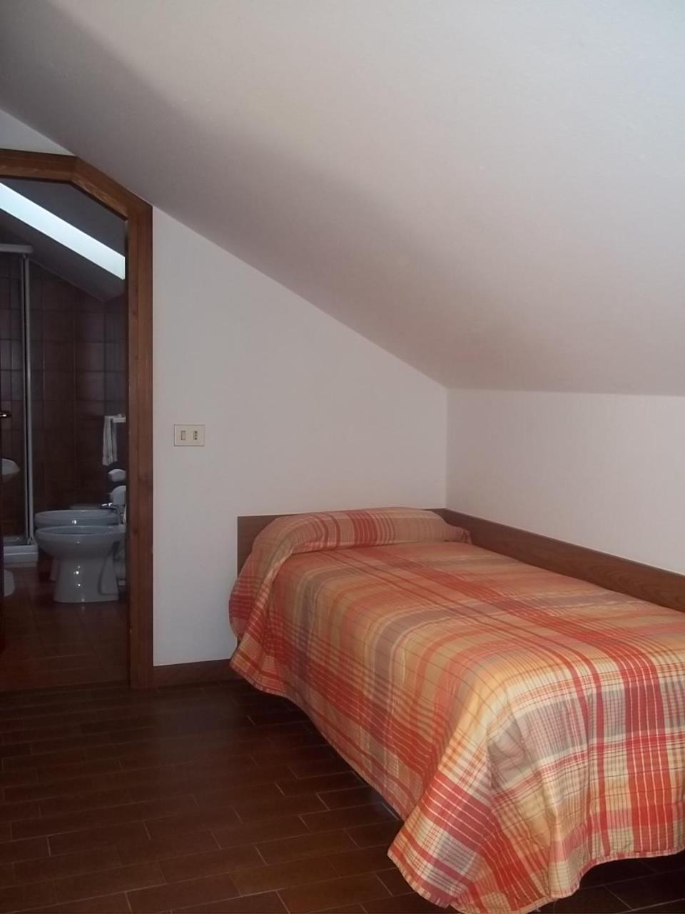 Large Studio - Attic - Photo 9
