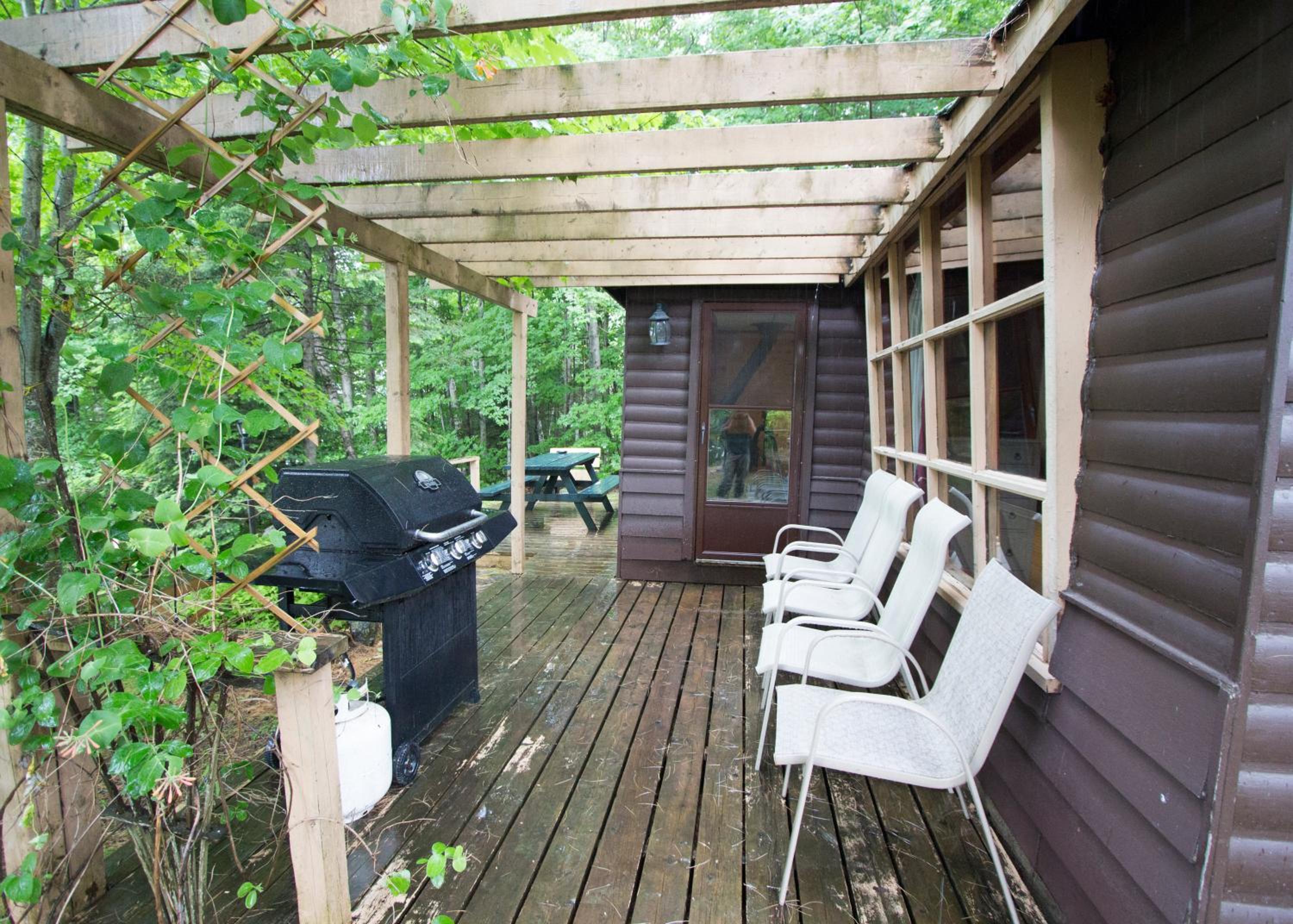 Deluxe Two-Bedroom Cottage with Lake View
