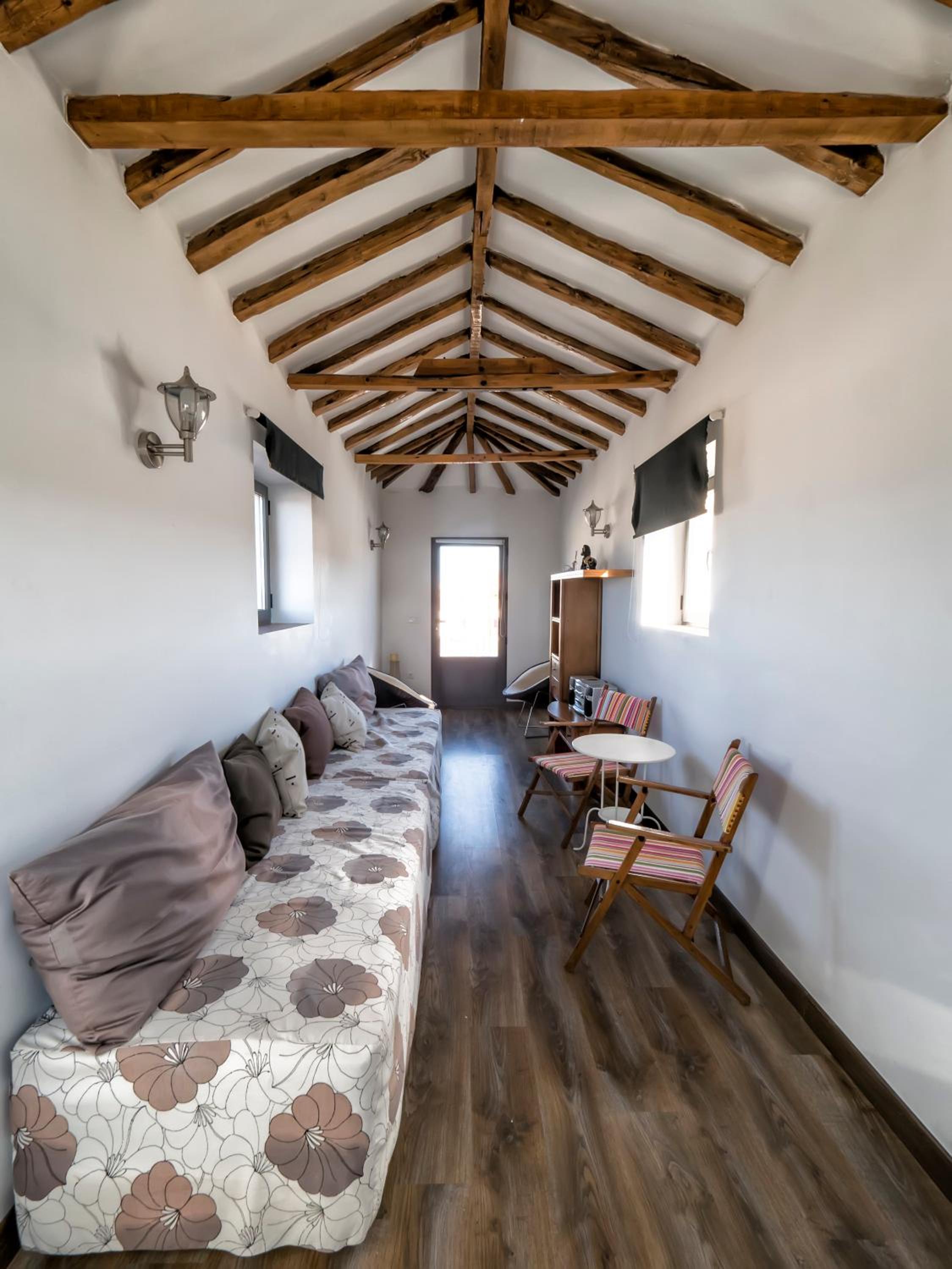 Five-Bedroom House photo 3