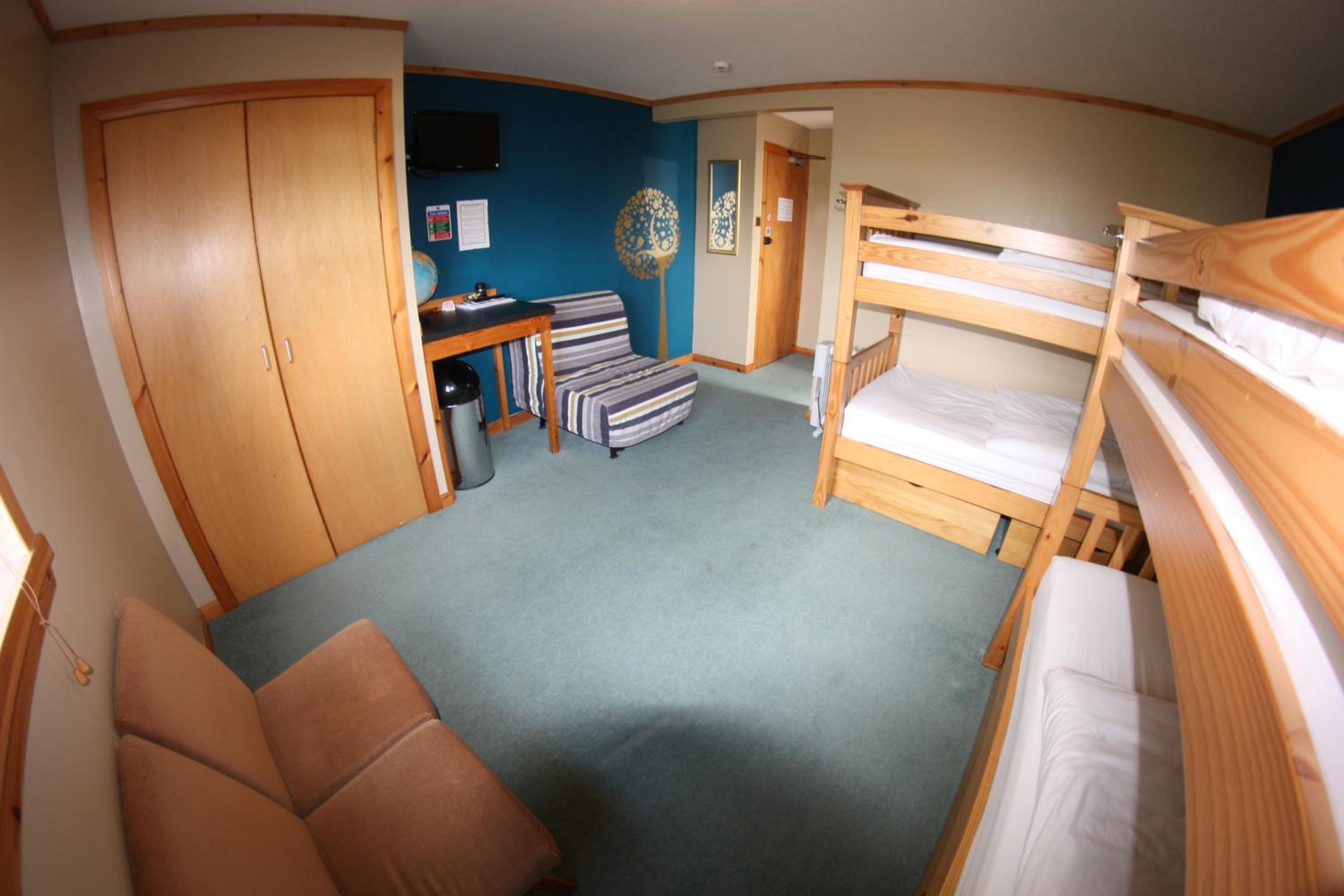 Quadruple Room with Private Bathroom - Photo 3