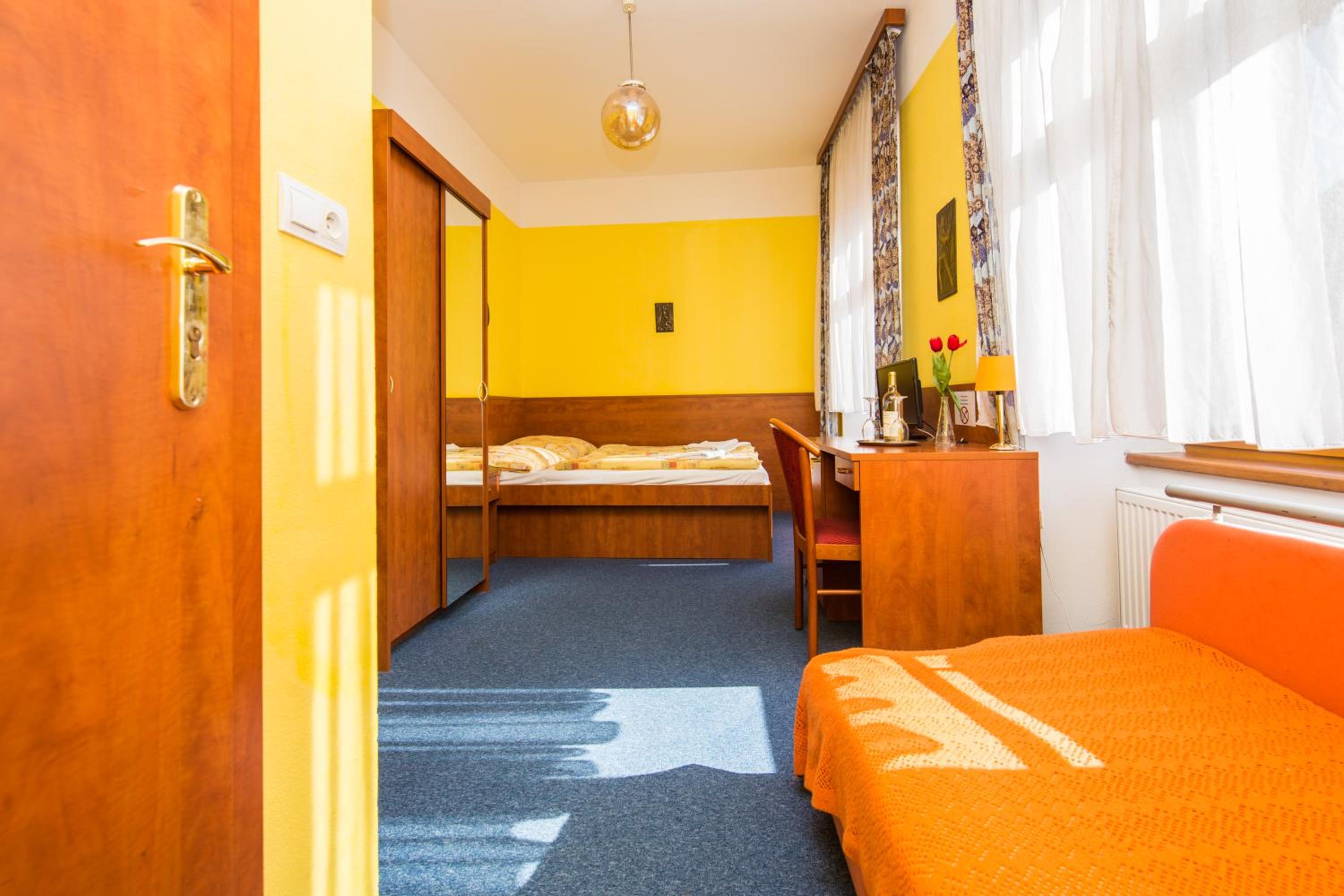 Standard Double or Twin Room - Photo 7