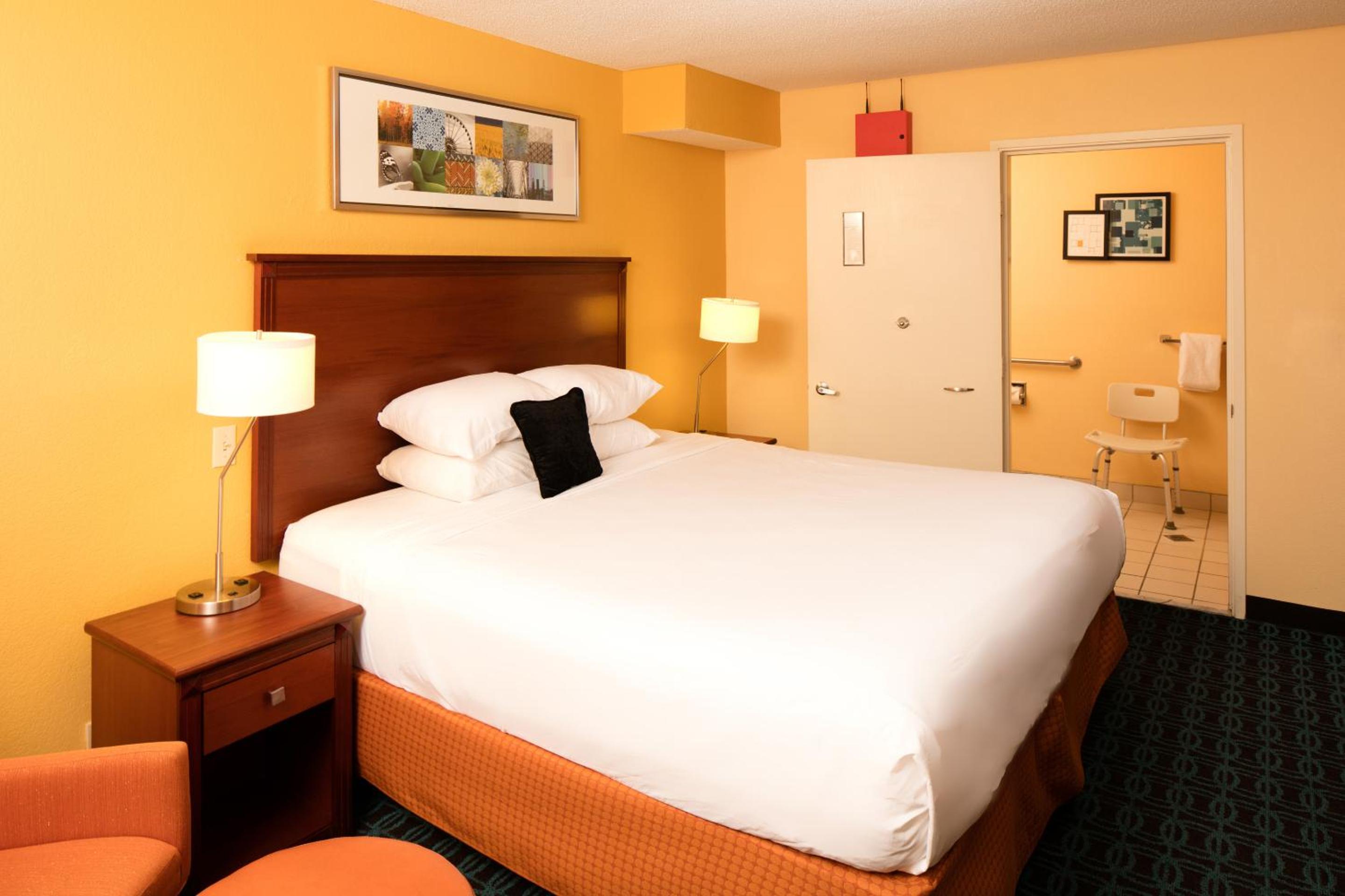 1 King Bed, Mobility Accessible Room, Bathtub w/ Grab Bars, Non-Smoking - Photo 1