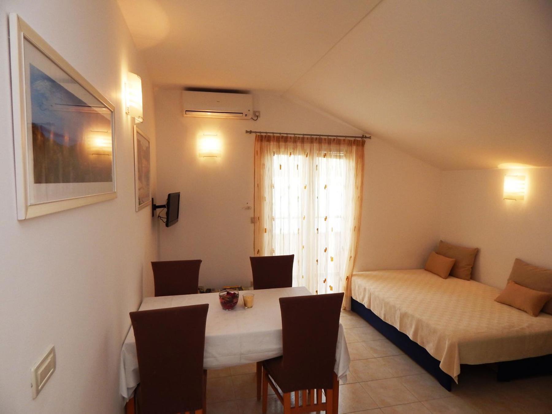 One-Bedroom Apartment with Balcony and Sea View photo 3