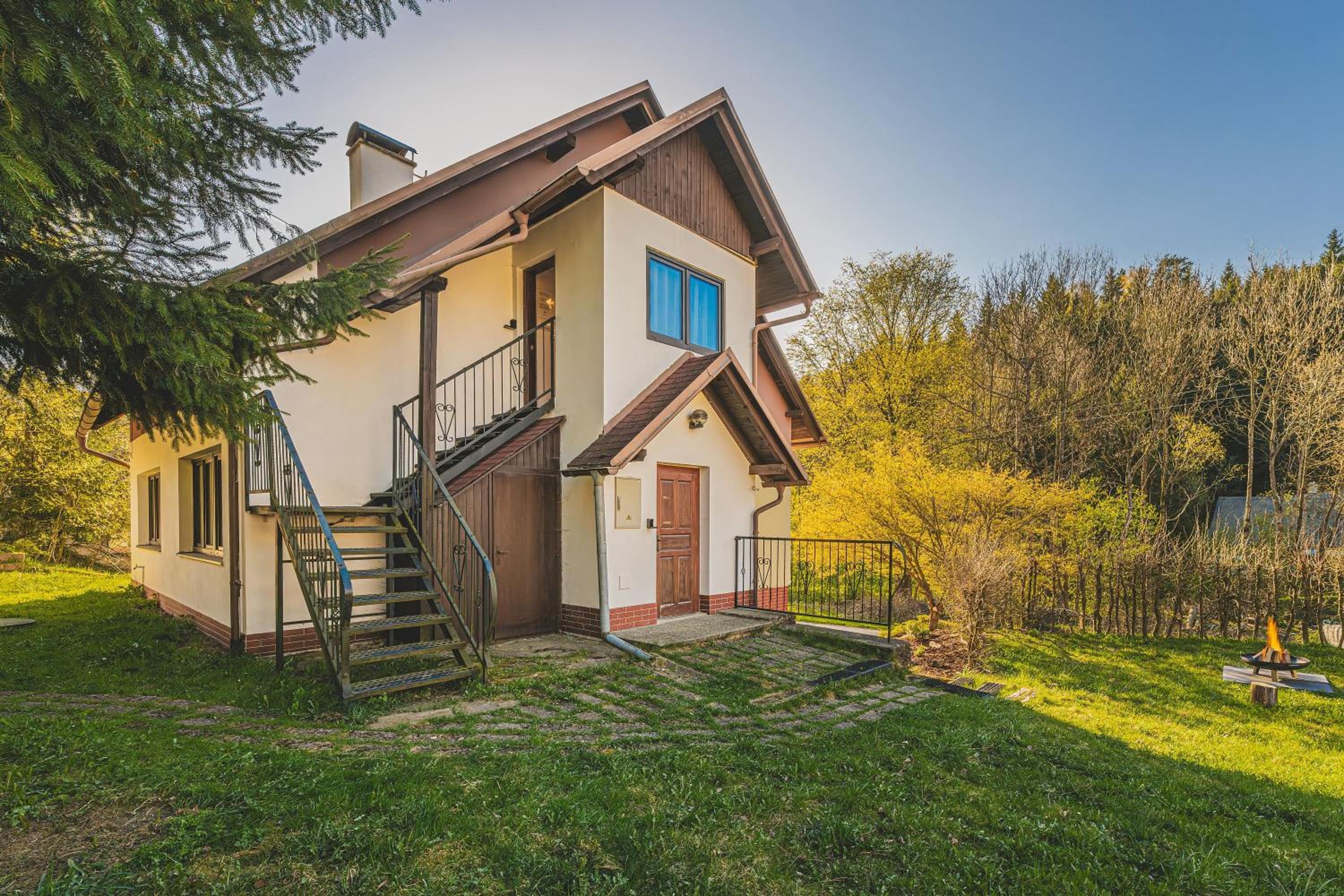 Six-Bedroom House photo 3