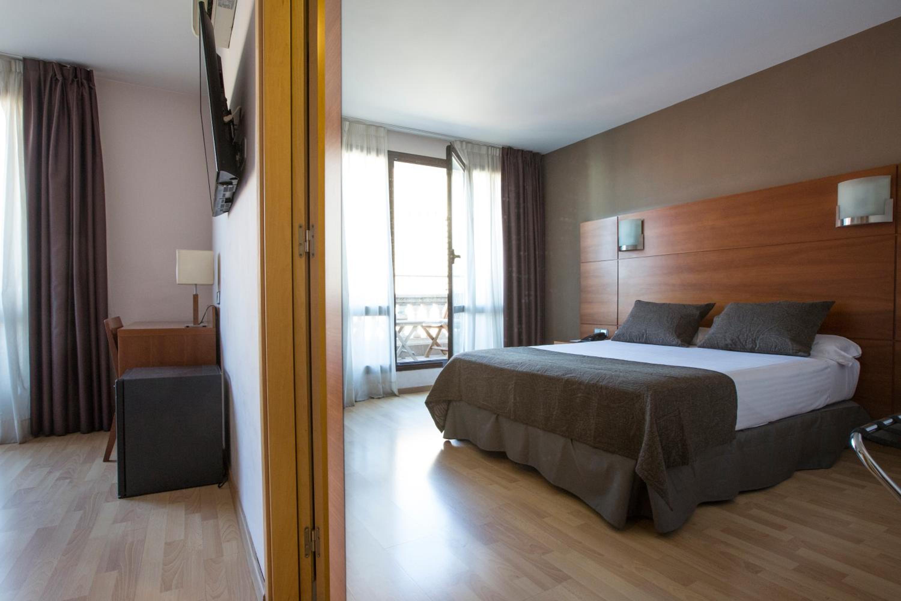 Queen Room with Balcony photo 3