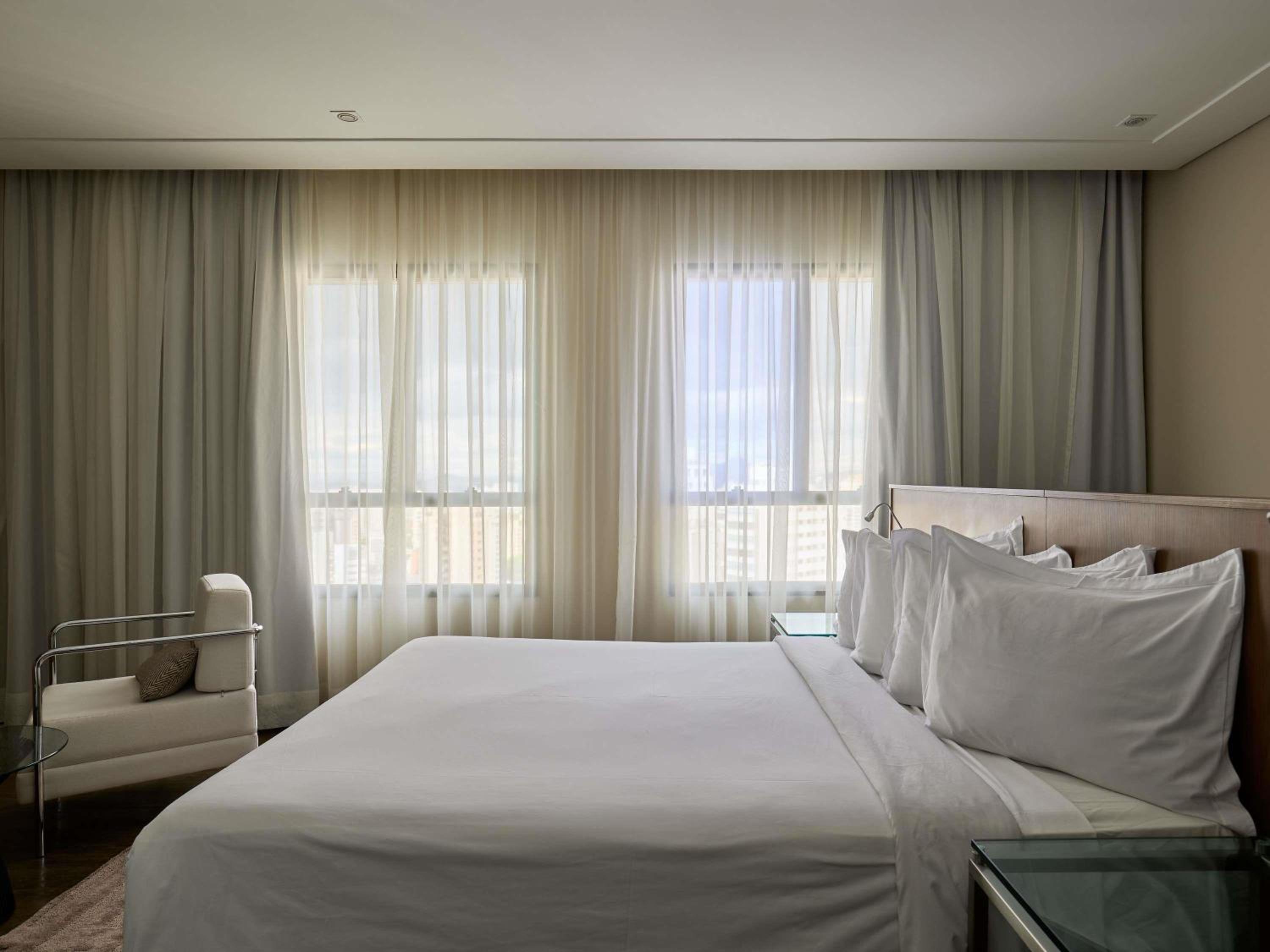 Deluxe Suite One Queen bed