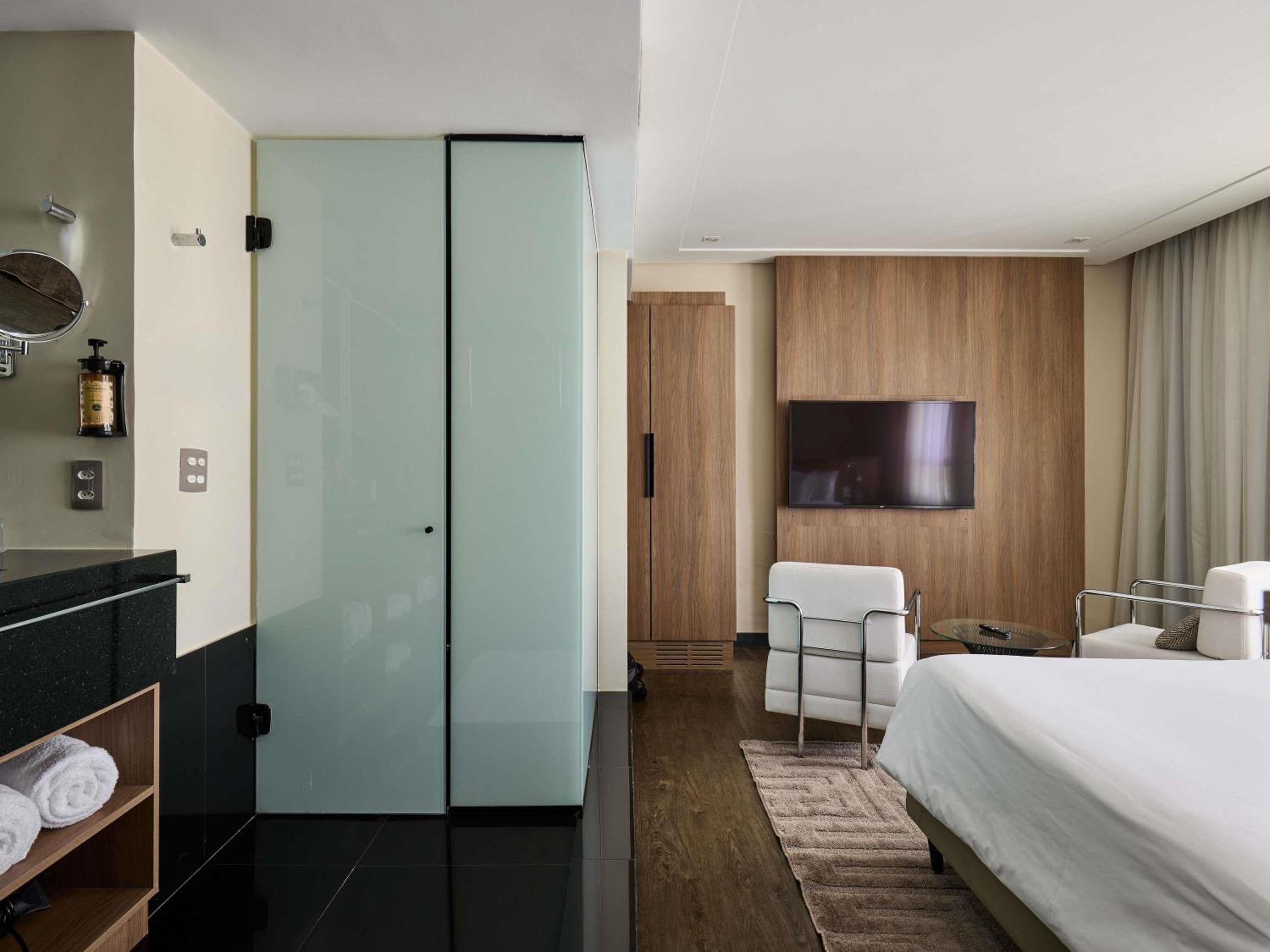 Deluxe Suite One Queen bed