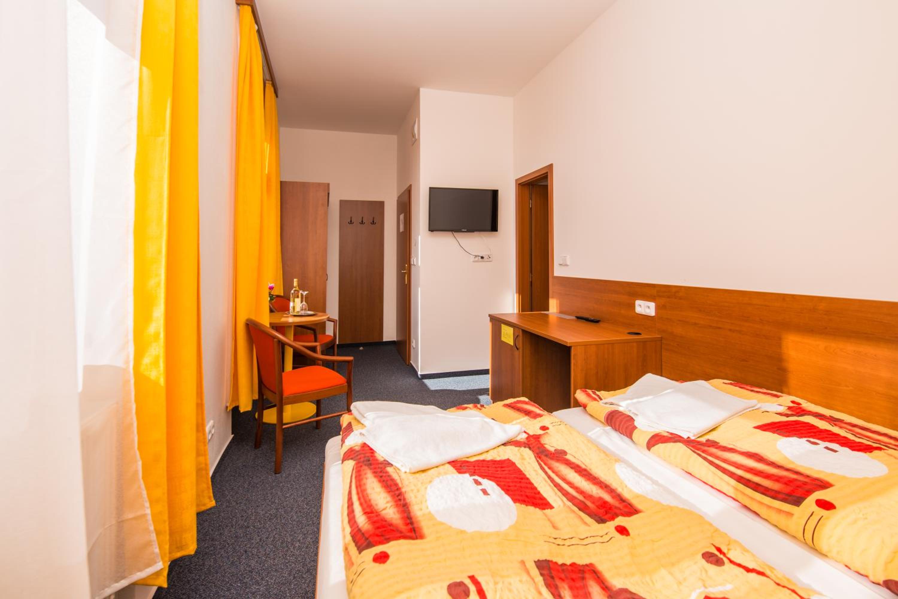 Standard Double or Twin Room - Photo 9